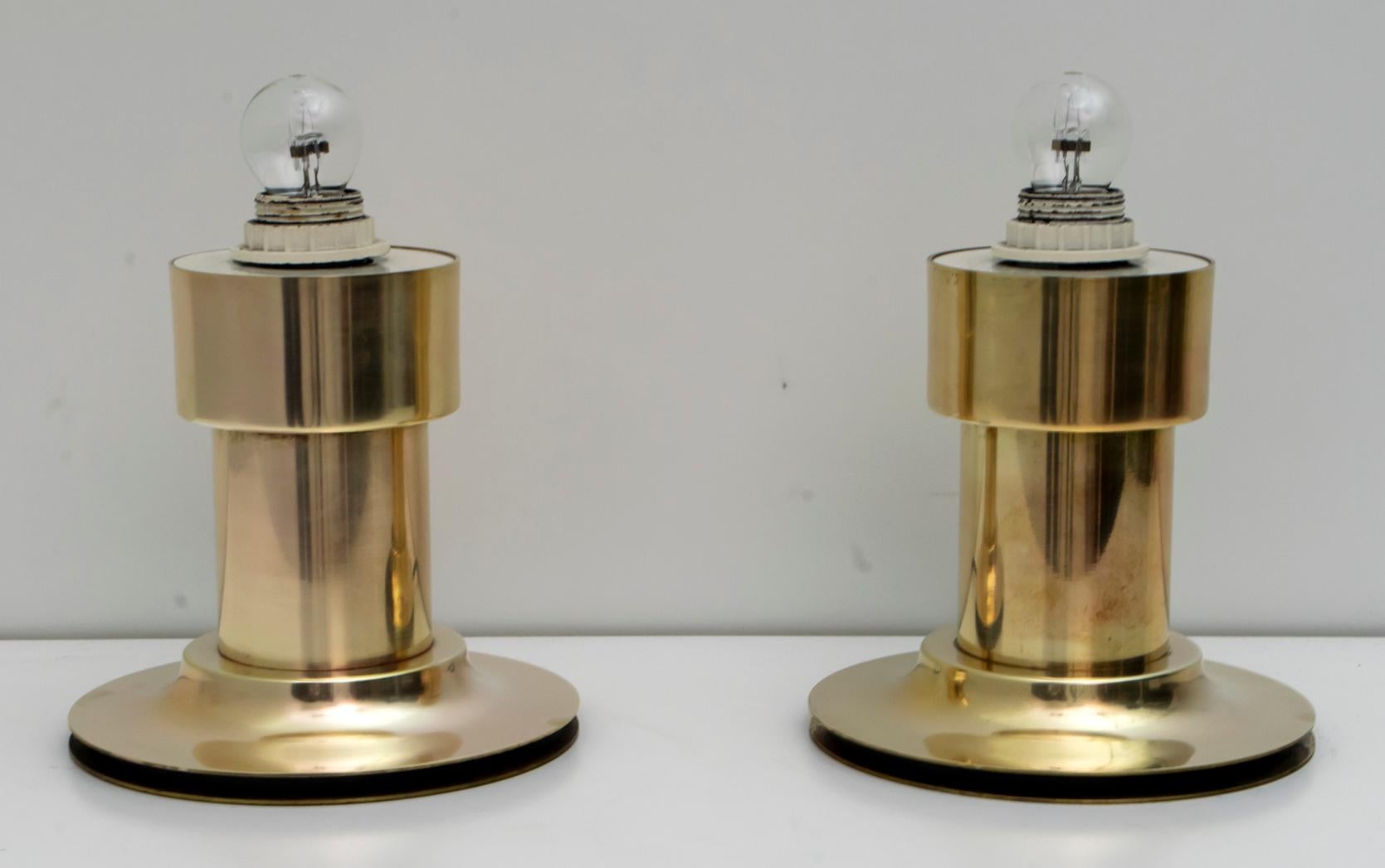Cette paire de lampes de table cylindriques est fabriquée en laiton massif et d'excellente facture.