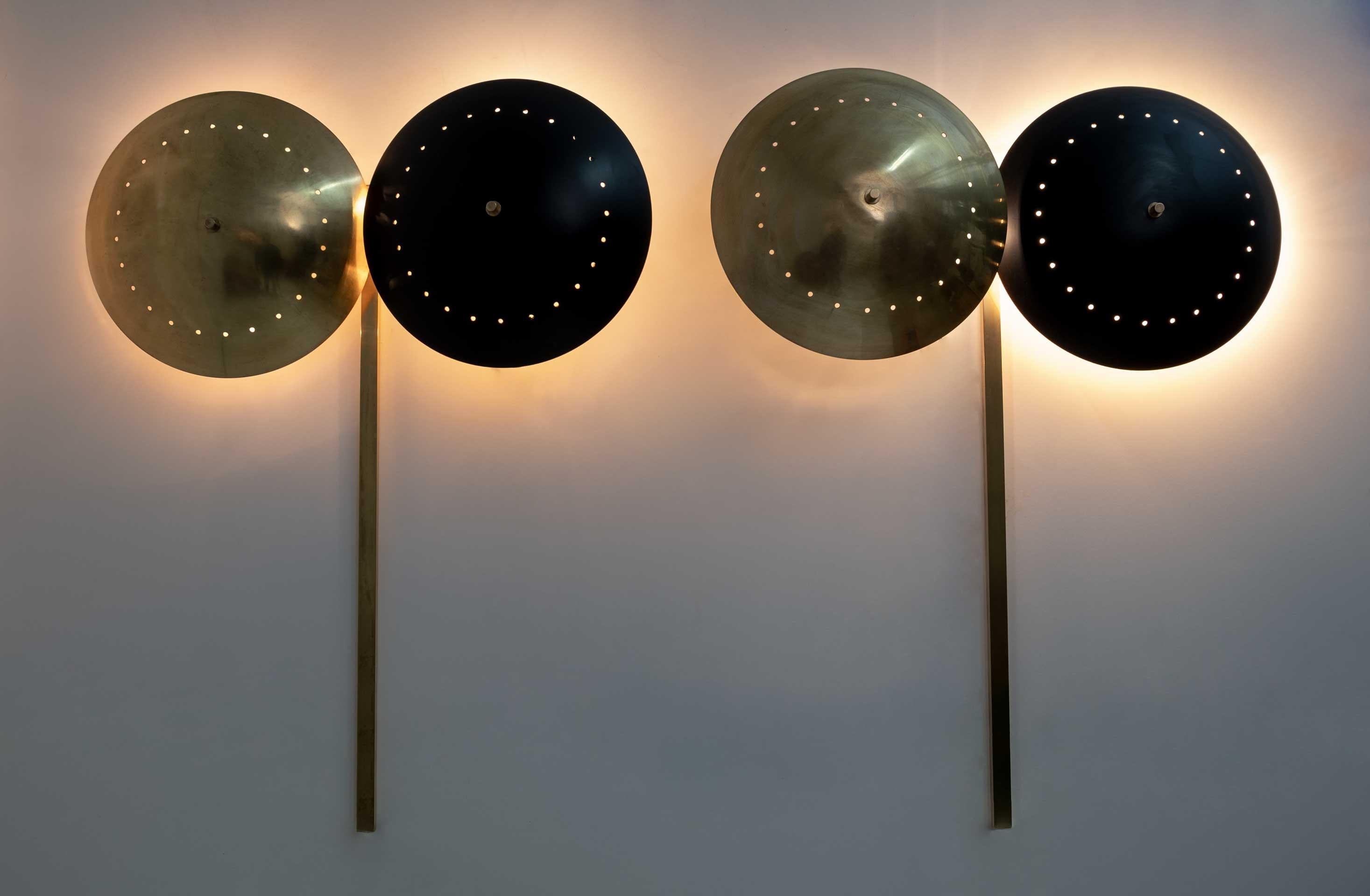 Ein Paar Messinglampen, die in den 70er Jahren in Italien hergestellt und produziert wurden. Die Wandlampen sind aus Messing und lackiertem Metall gefertigt, jeder Kreis misst 40 cm im Durchmesser. Die Lampen sind für wichtige Umgebungen geeignet,