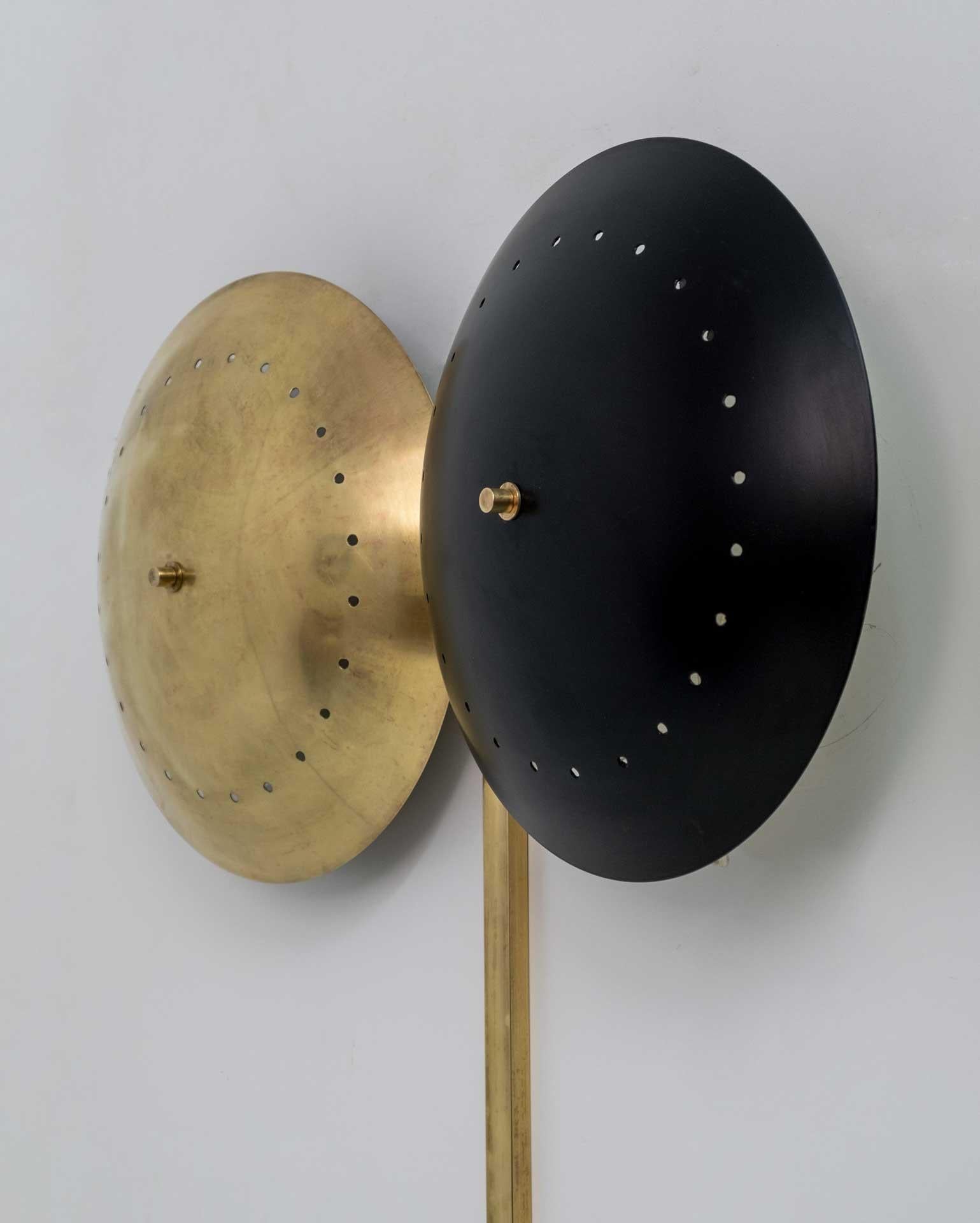 Pair of Mid-century Modern Italian Brass Wall Lamps, 1970s For Sale 1