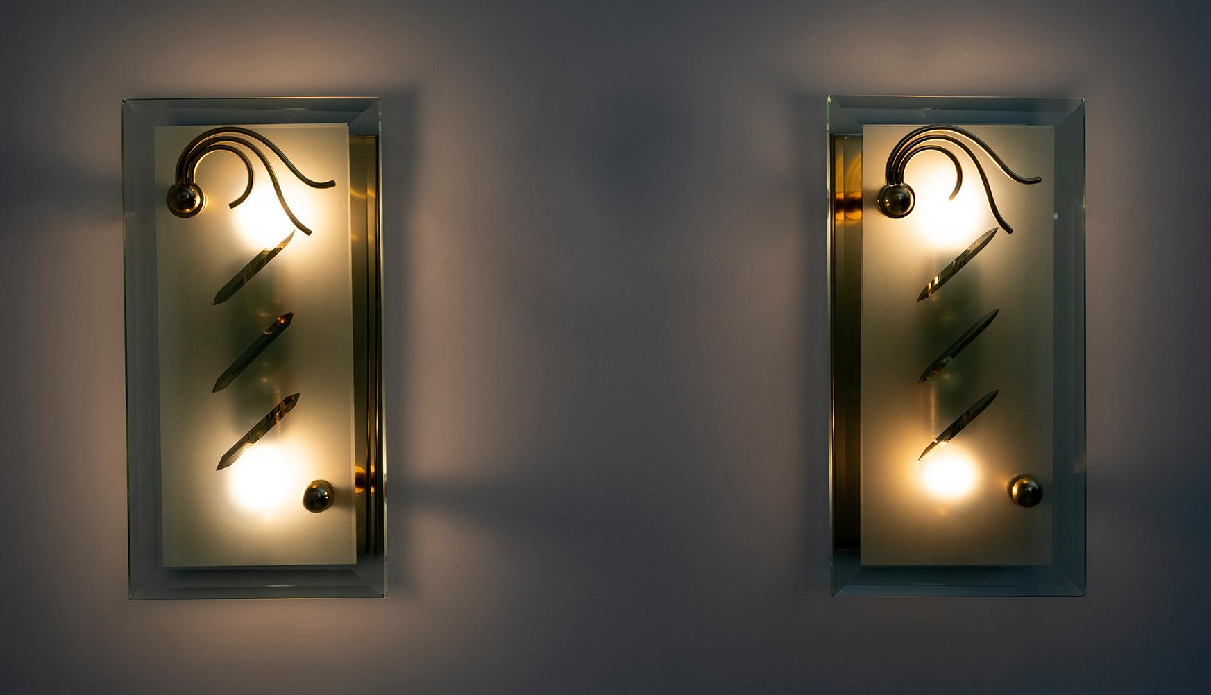 Pair of Mid-Century Modern Italian Crystal and Brass Sconces, 1970s In Good Condition For Sale In Puglia, Puglia