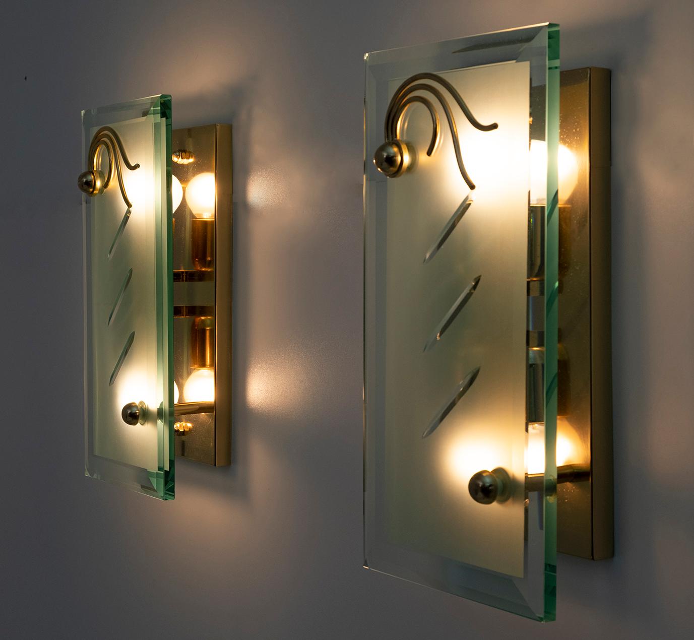 Late 20th Century Pair of Mid-Century Modern Italian Crystal and Brass Sconces, 1970s For Sale