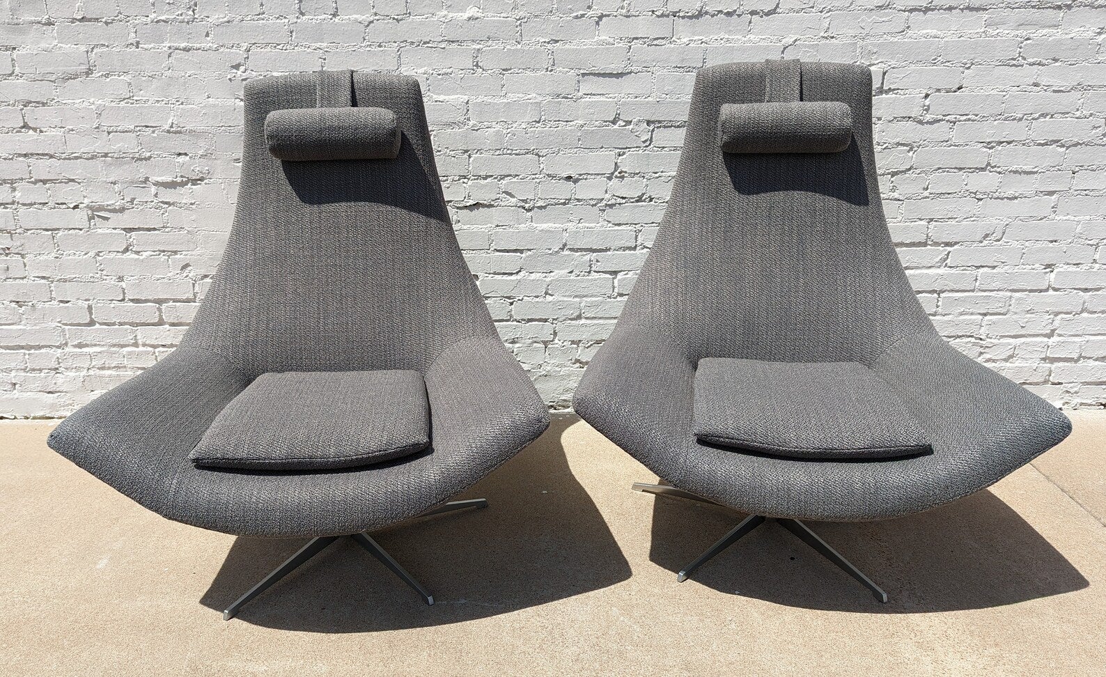 Paar Mid Century Modern Italian Inspired High Back Swivel Chairs
 
Überdurchschnittlicher Vintage-Zustand und strukturell gesund. Die Polsterung ist neu. Basen sehr sauber und gut gebaut. Die Bilder der Angebote für den Außenbereich können etwas