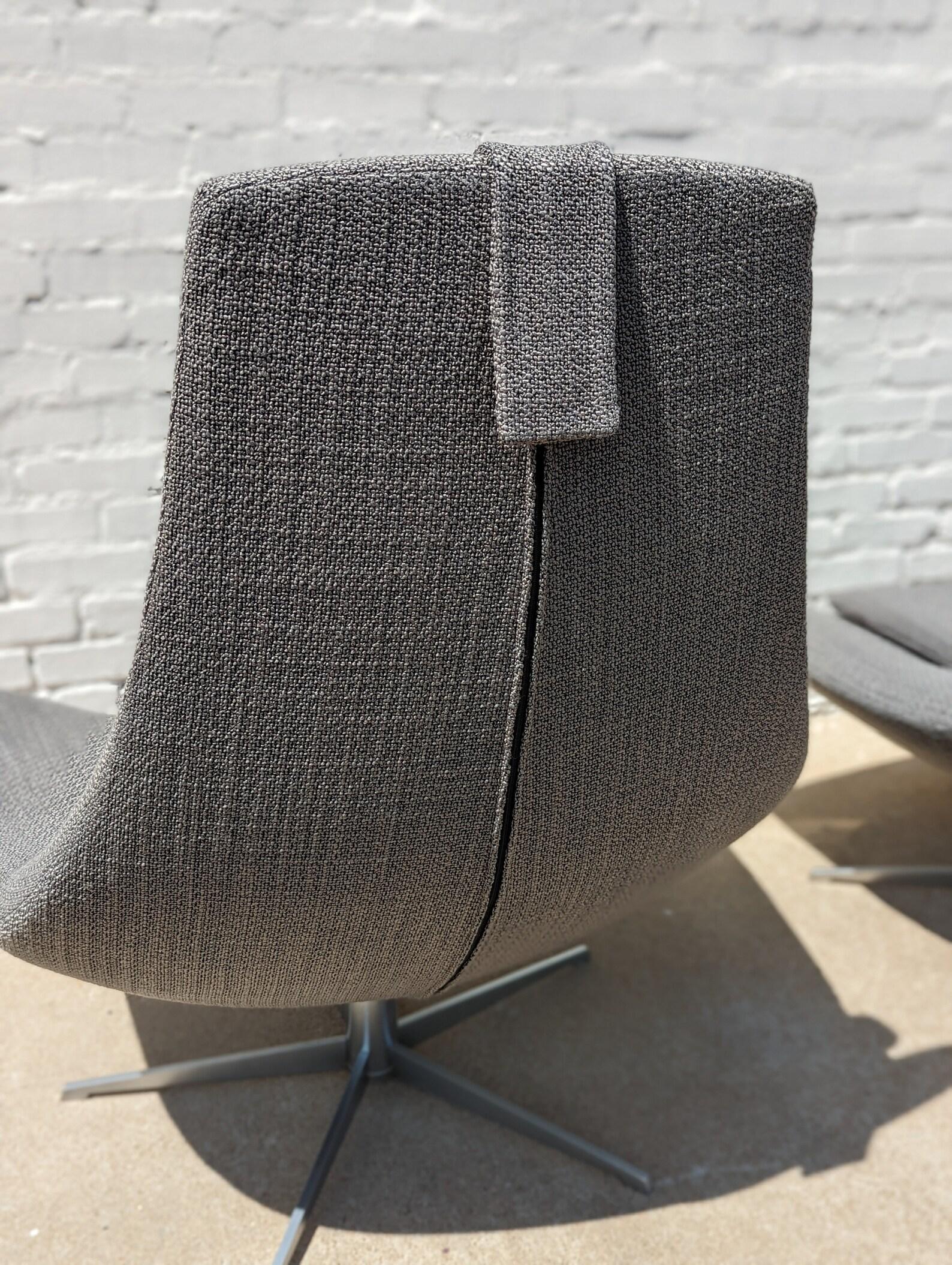 Paar Mid Century Modern Italian Inspired High Back Swivel Chairs (Italienisch) im Angebot
