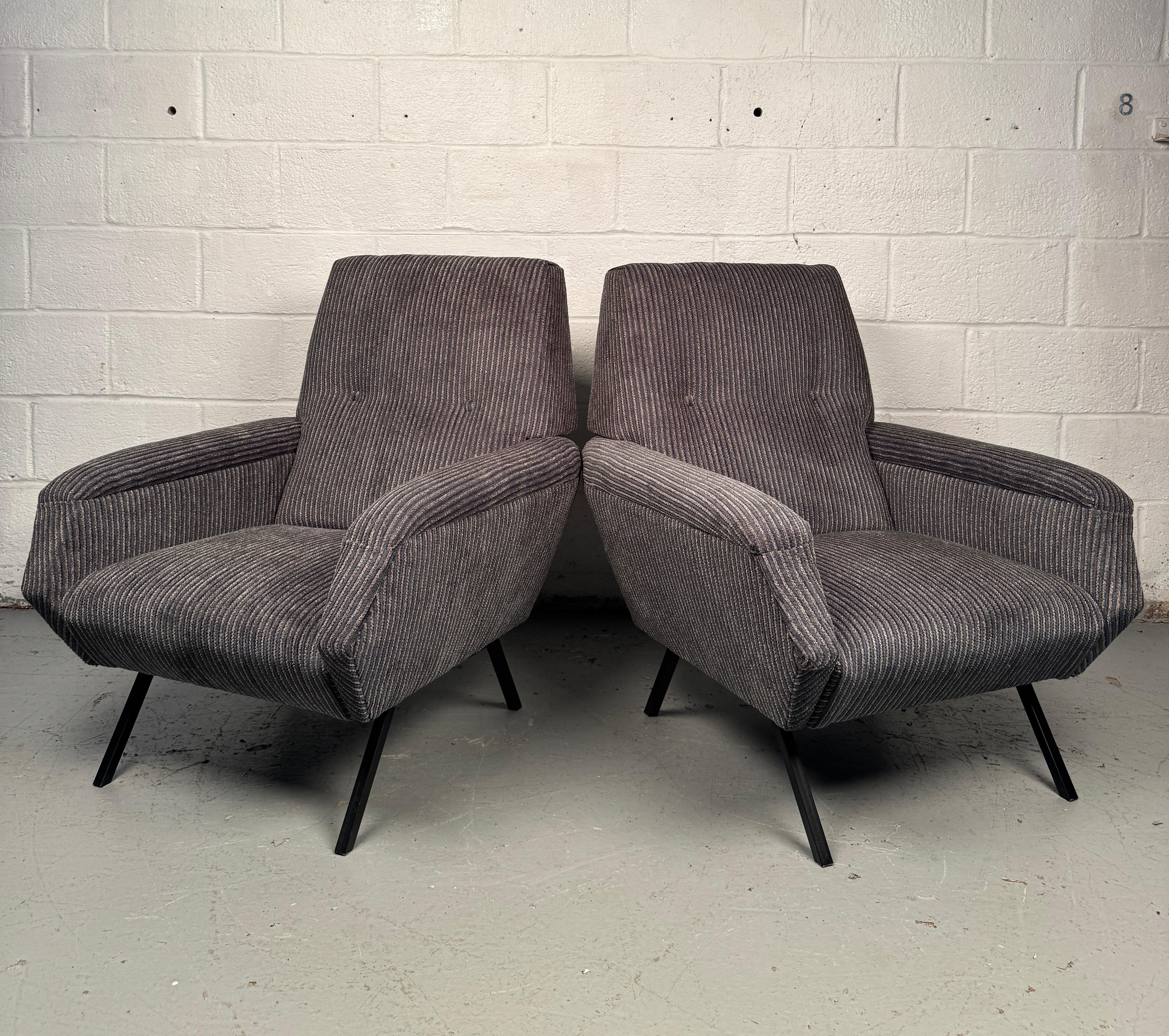 Une paire de chaises de salon italiennes du milieu du siècle dernier, aux lignes sculpturales et au confort sans effort. Récemment retapissées dans un tissu riche et tactile, ces chaises offrent une réinitialisation nette tout en honorant