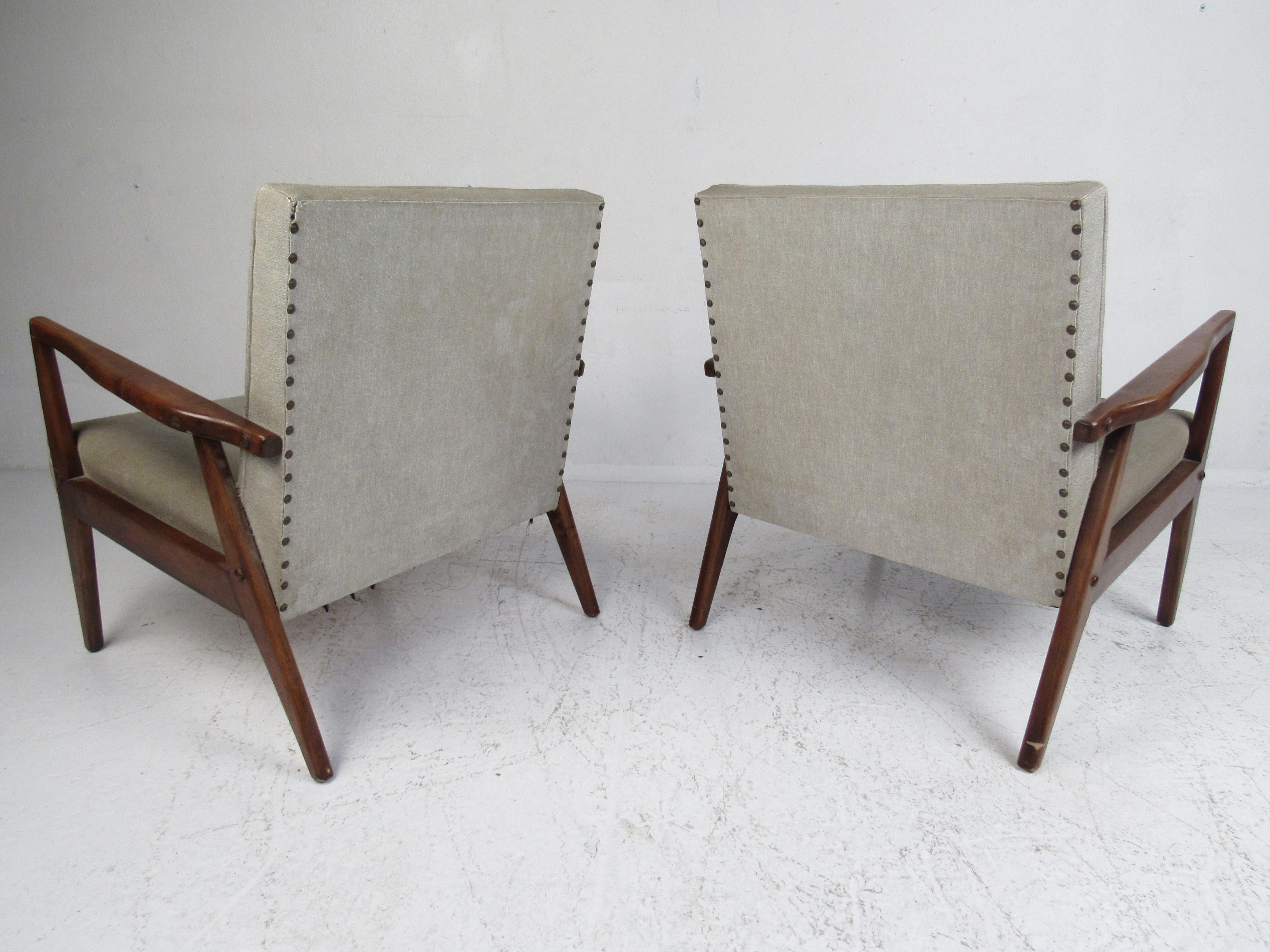 Pair of Mid-Century Modern Italian Lounge Chairs In Good Condition For Sale In Brooklyn, NY