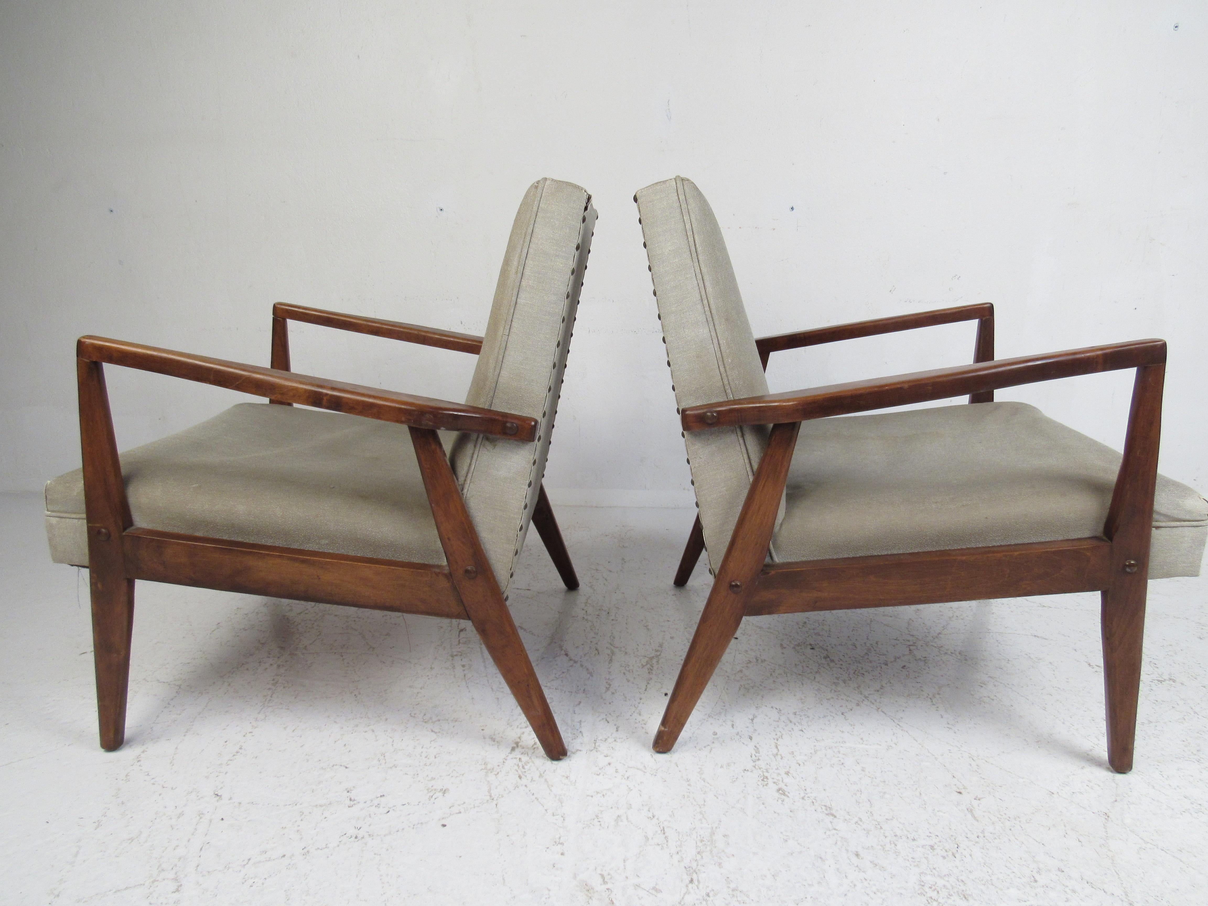 Late 20th Century Pair of Mid-Century Modern Italian Lounge Chairs For Sale
