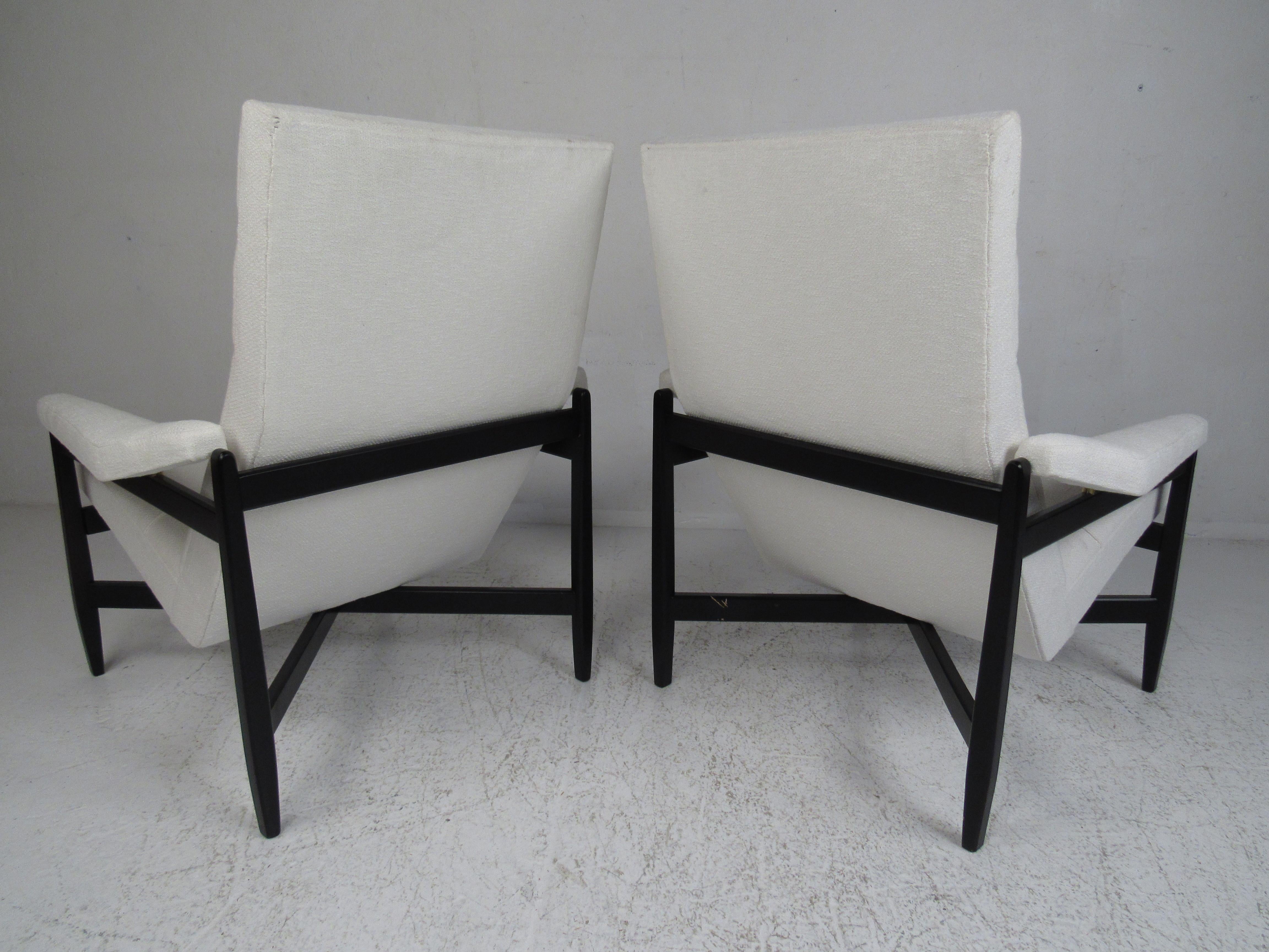 Pair of Mid-Century Modern Italian Lounge Chairs 1