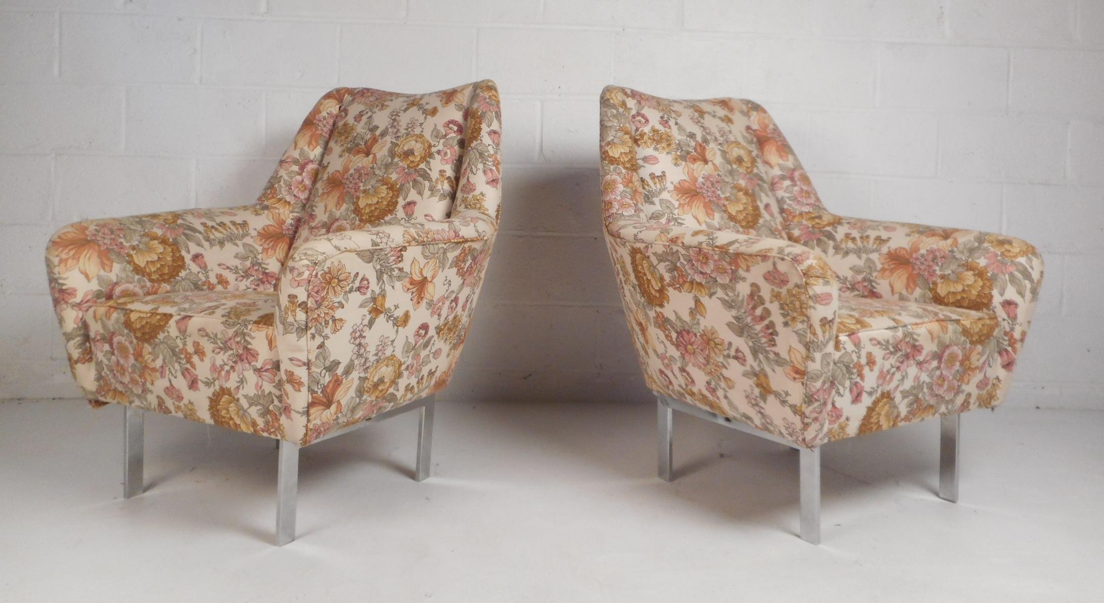 Pair of Mid-Century Modern Italian Lounge Chairs with Chrome Legs In Good Condition For Sale In Brooklyn, NY