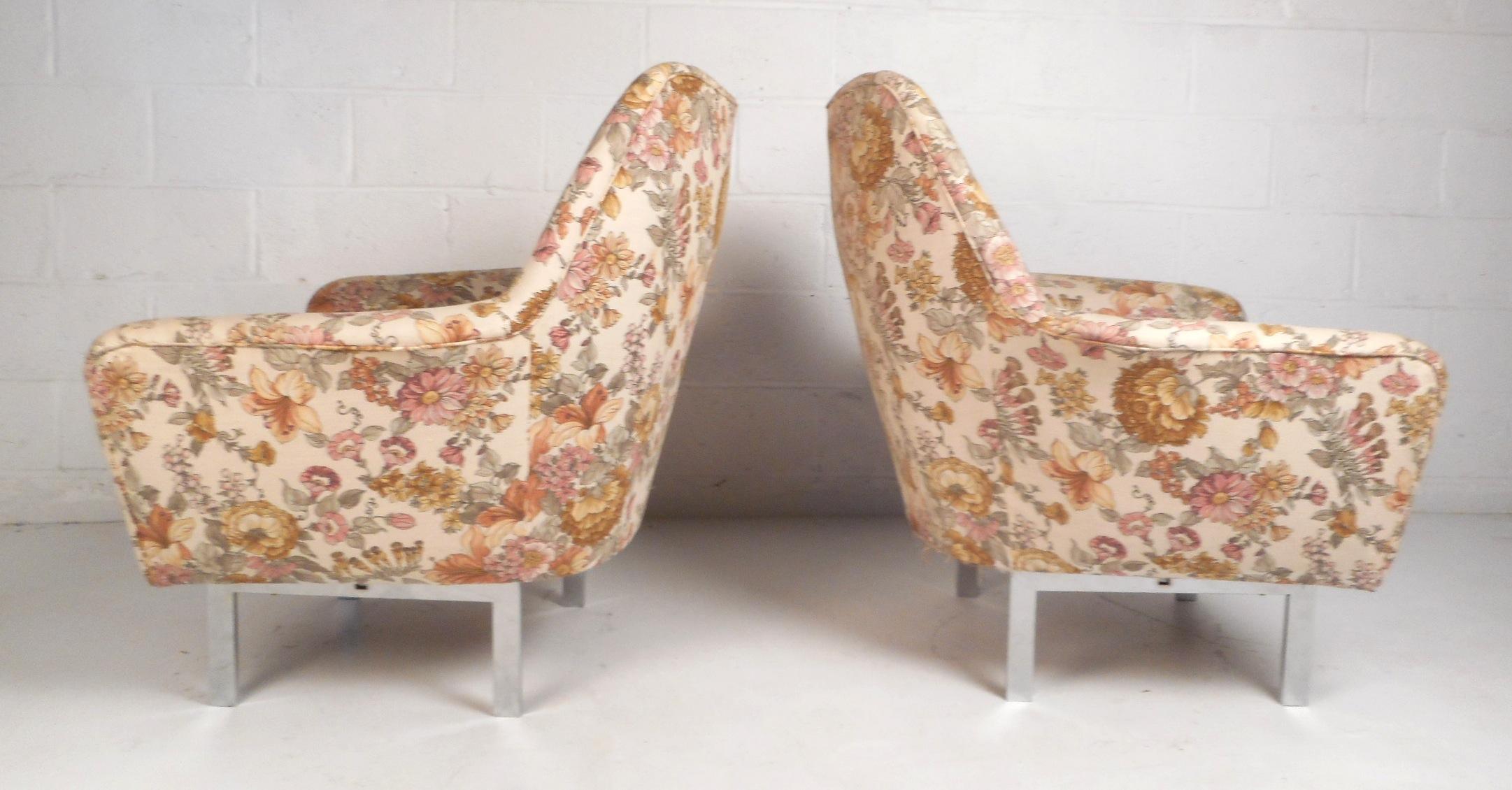 Late 20th Century Pair of Mid-Century Modern Italian Lounge Chairs with Chrome Legs For Sale