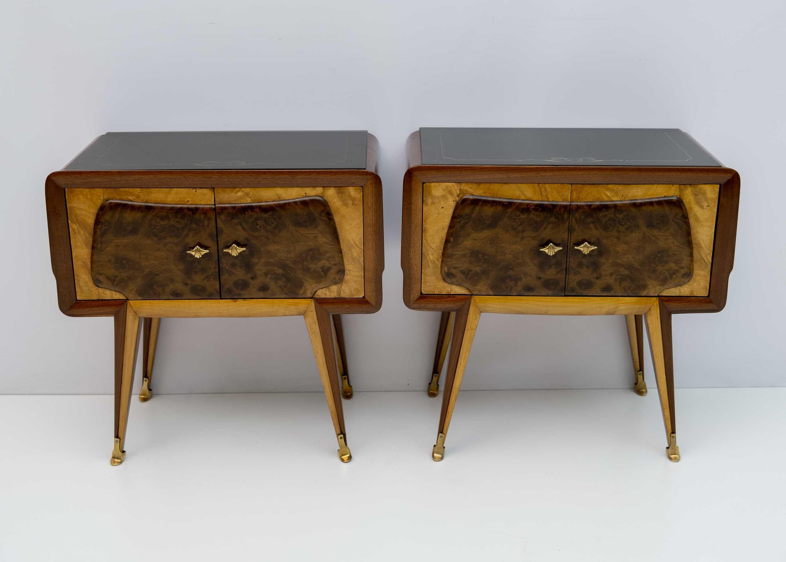 Pair of Italian bedside tables in walnut, maple and burr walnut, glass shelves with gold decorations and brass finishes. They have been completely restored and polished with shellac.
As can be seen in the photo, a small chip on the back of the