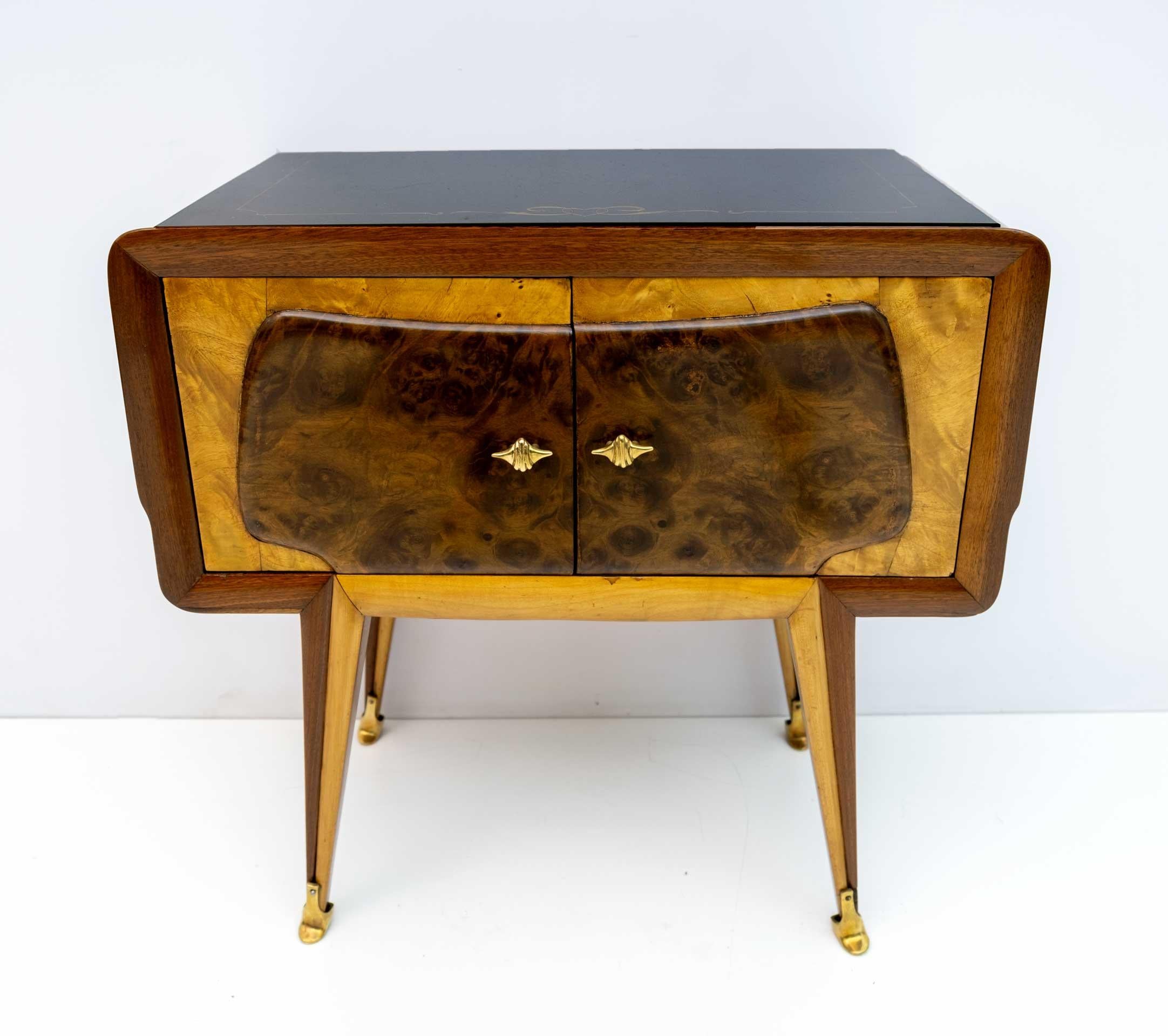 Pair of Mid-Century Modern Italian Maple and Walnut Nightstands, 1950s For Sale 3