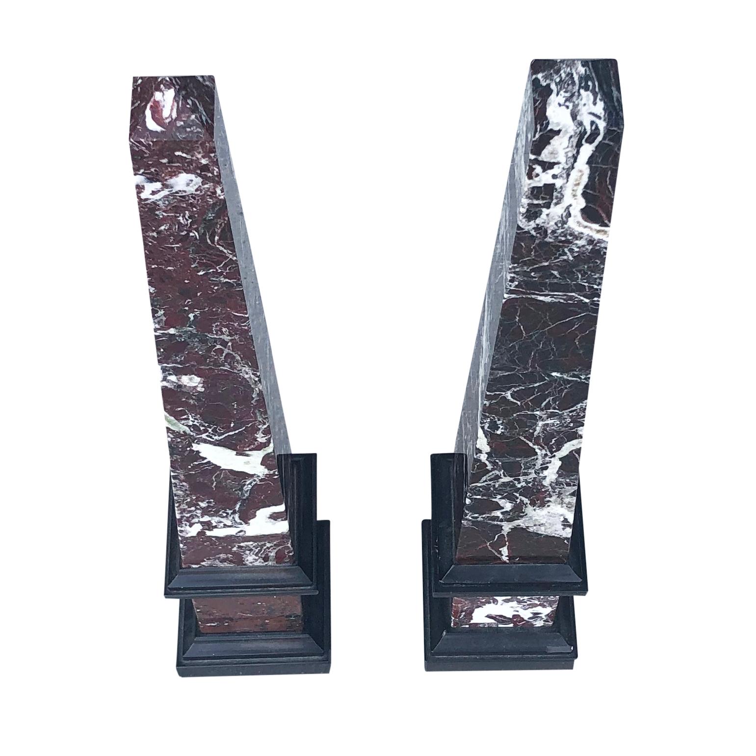 A vintage Mid-Century Modern Italian architectural pair of decorative hand carved table pyramid obelisks in Italian Rosso Levanto marble on a square black marble base, richly polished for a high gloss finish, in good condition. Wear consistent with