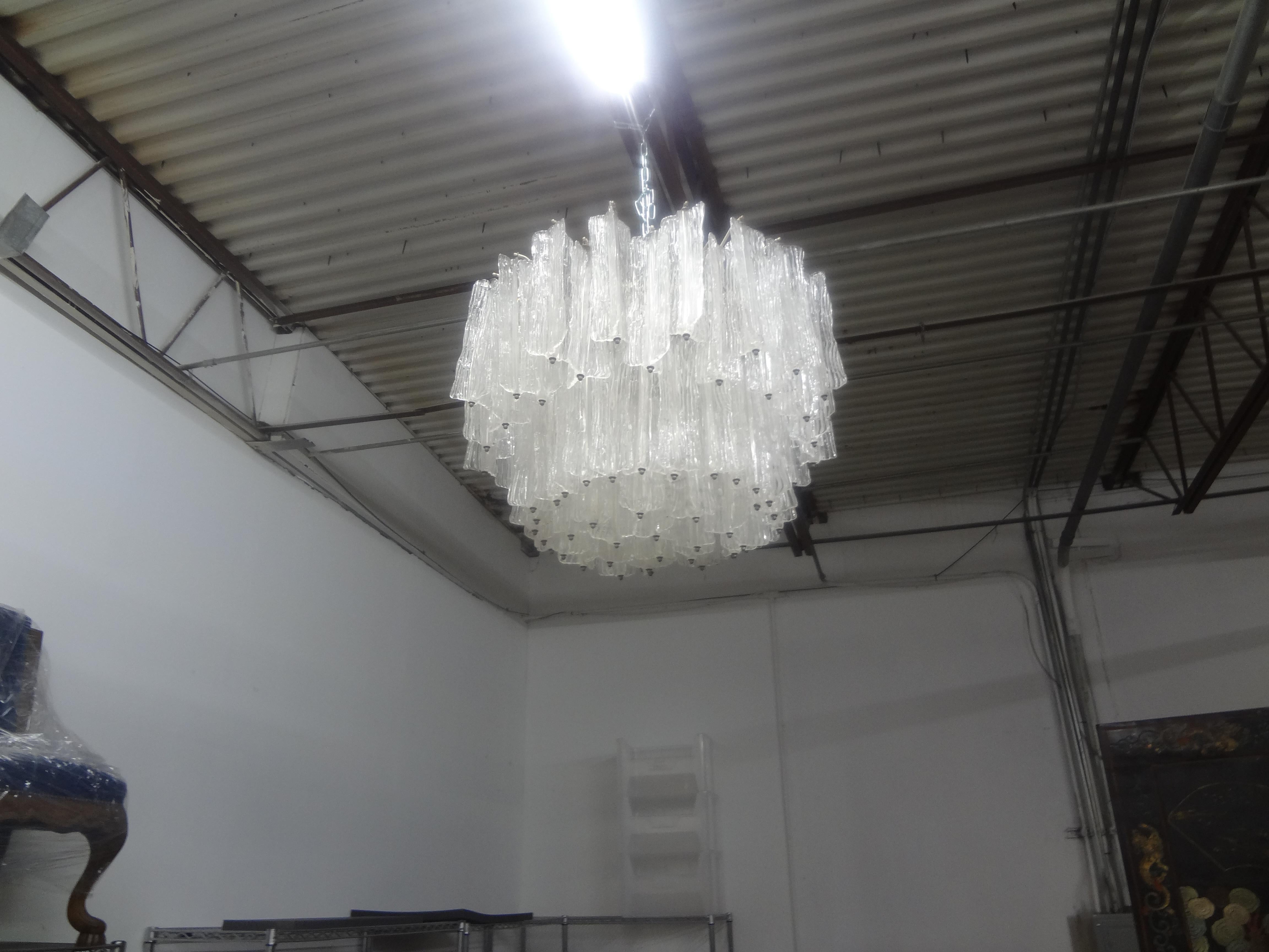 Blown Glass Pair of Large Mid-Century Modern Italian Murano Chandeliers Attributed to Venini For Sale