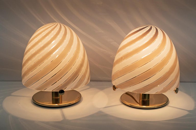 Pair of Mid-Century Modern Italian Murano Glass Mushroom Spiral Table Lamps, 70s In Good Condition For Sale In Puglia, Puglia