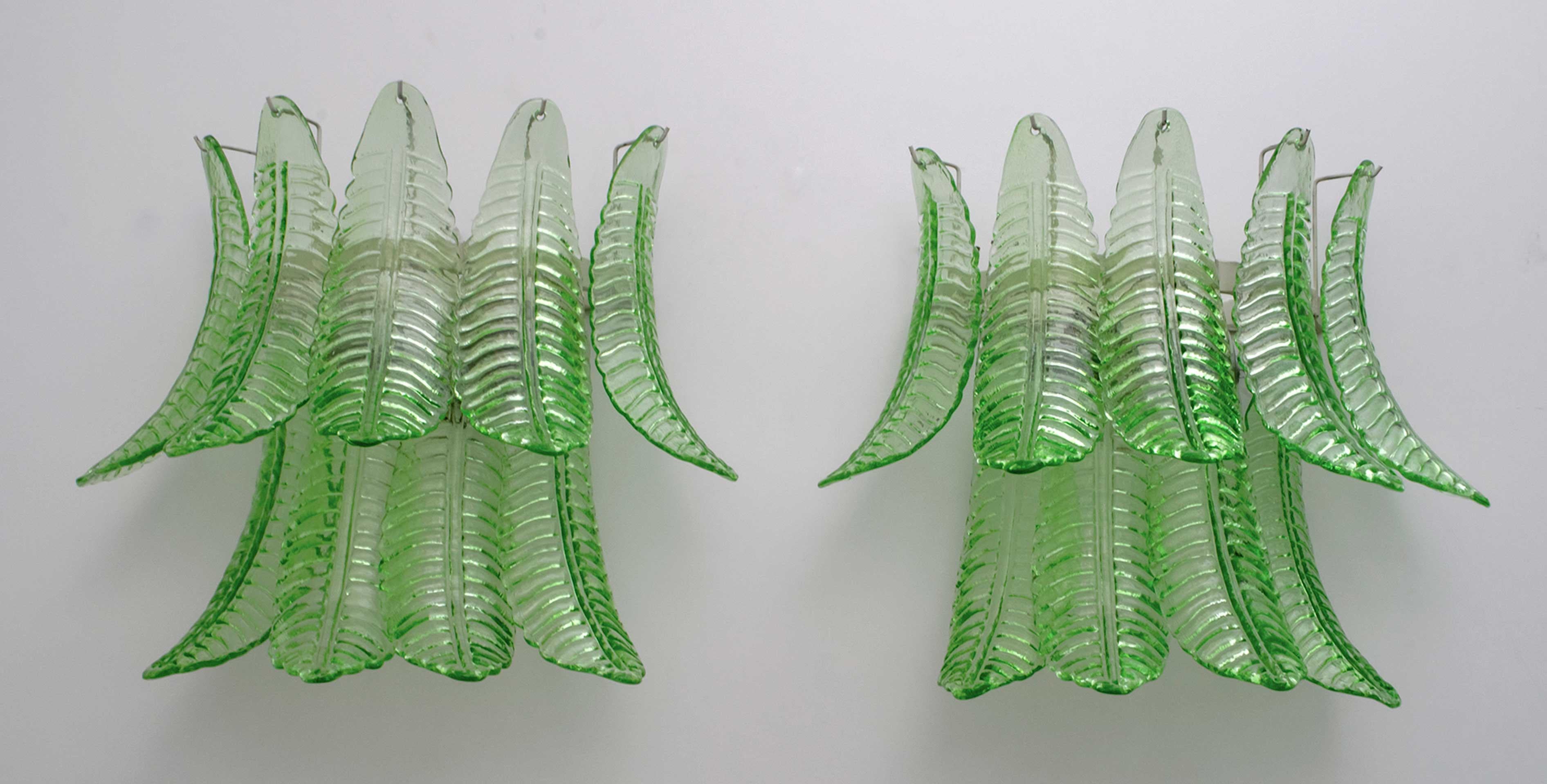 Pair of Mid-Century Modern Italian Murano Glass Palm Leaf Sconces, 1970s In Good Condition For Sale In Puglia, Puglia