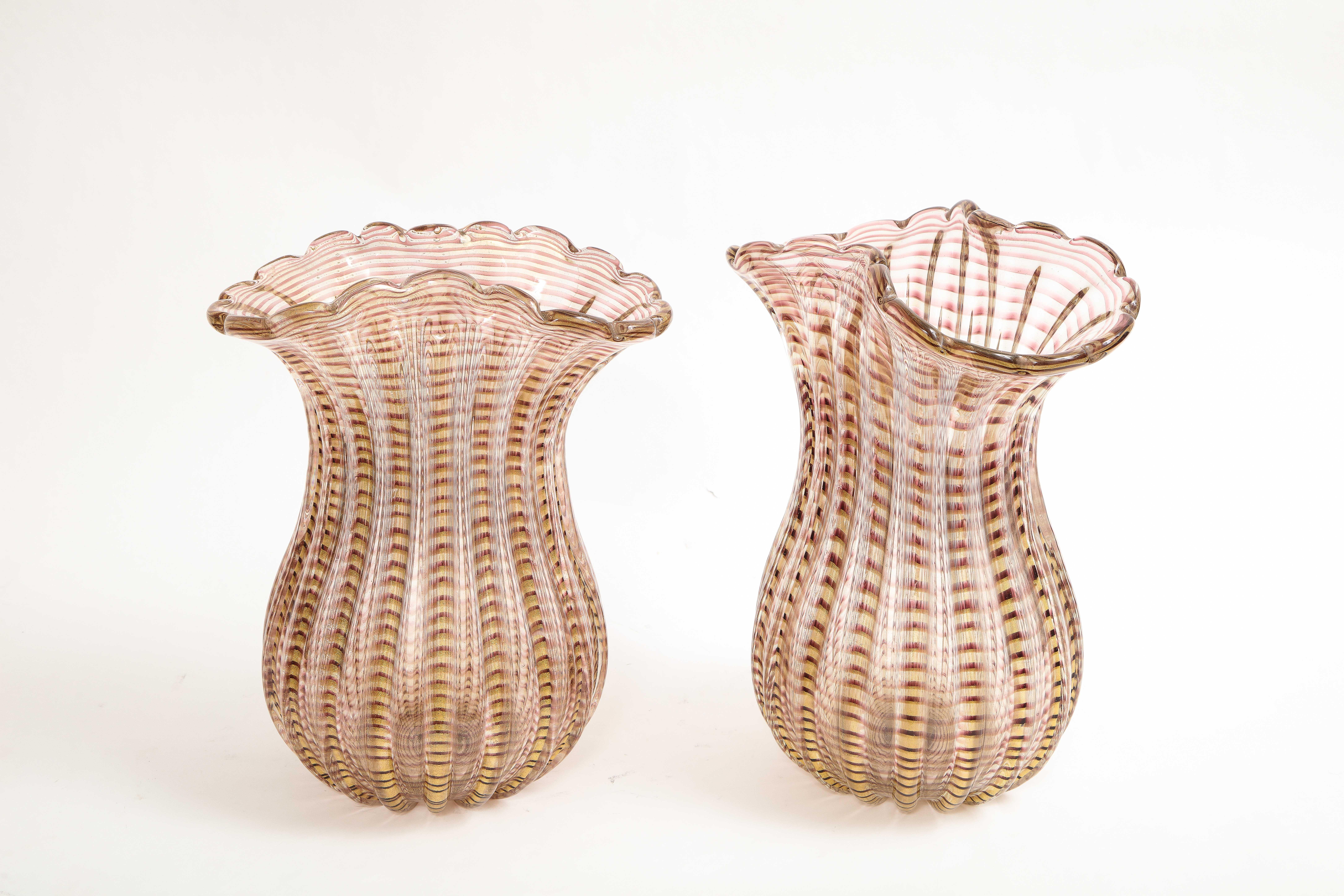 Paar große Mid-Century Modern Italienische Murano Glas Gestreifte Mehrfarbige Vasen (Handgeschnitzt) im Angebot