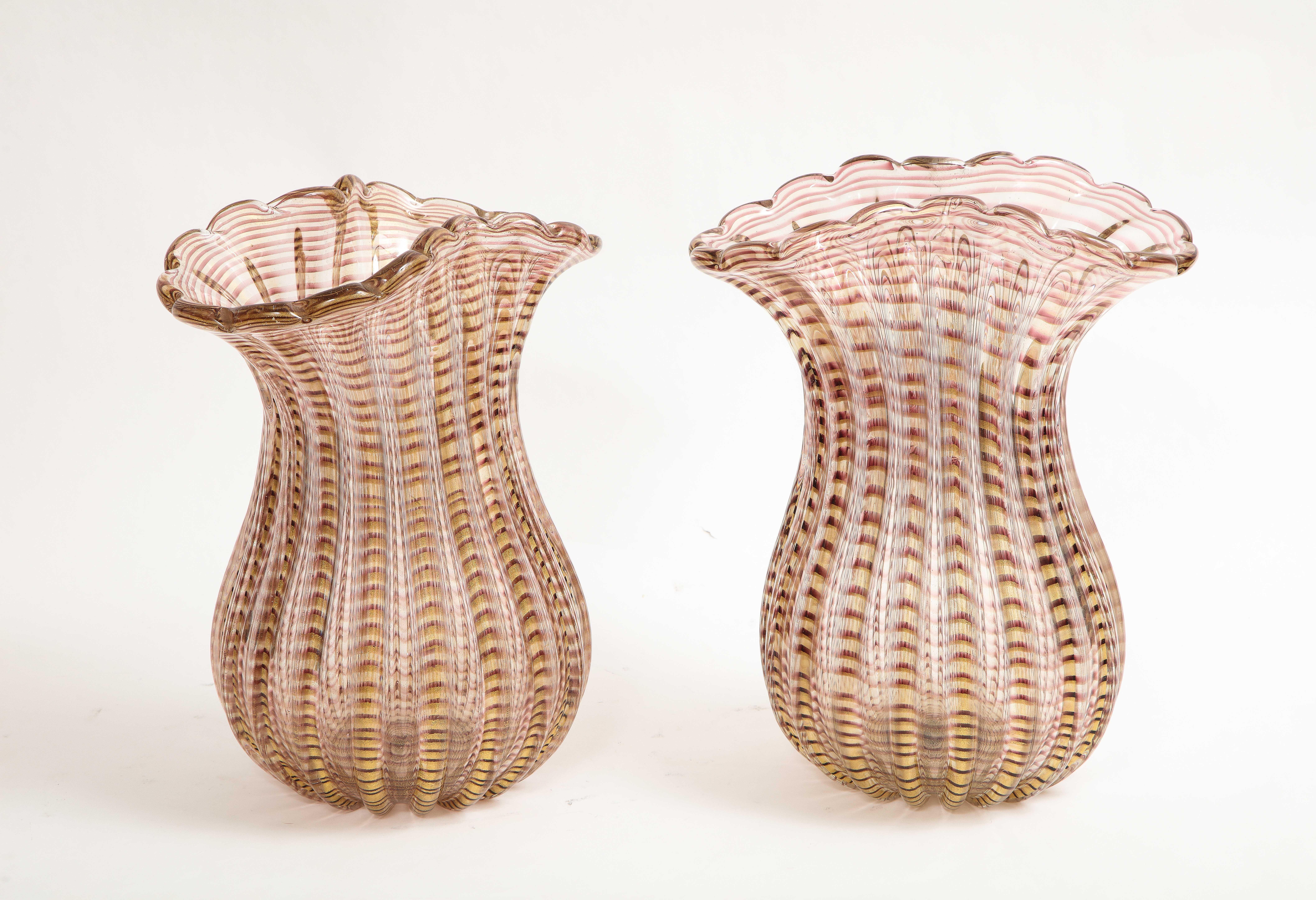 Paar große Mid-Century Modern Italienische Murano Glas Gestreifte Mehrfarbige Vasen (20. Jahrhundert) im Angebot