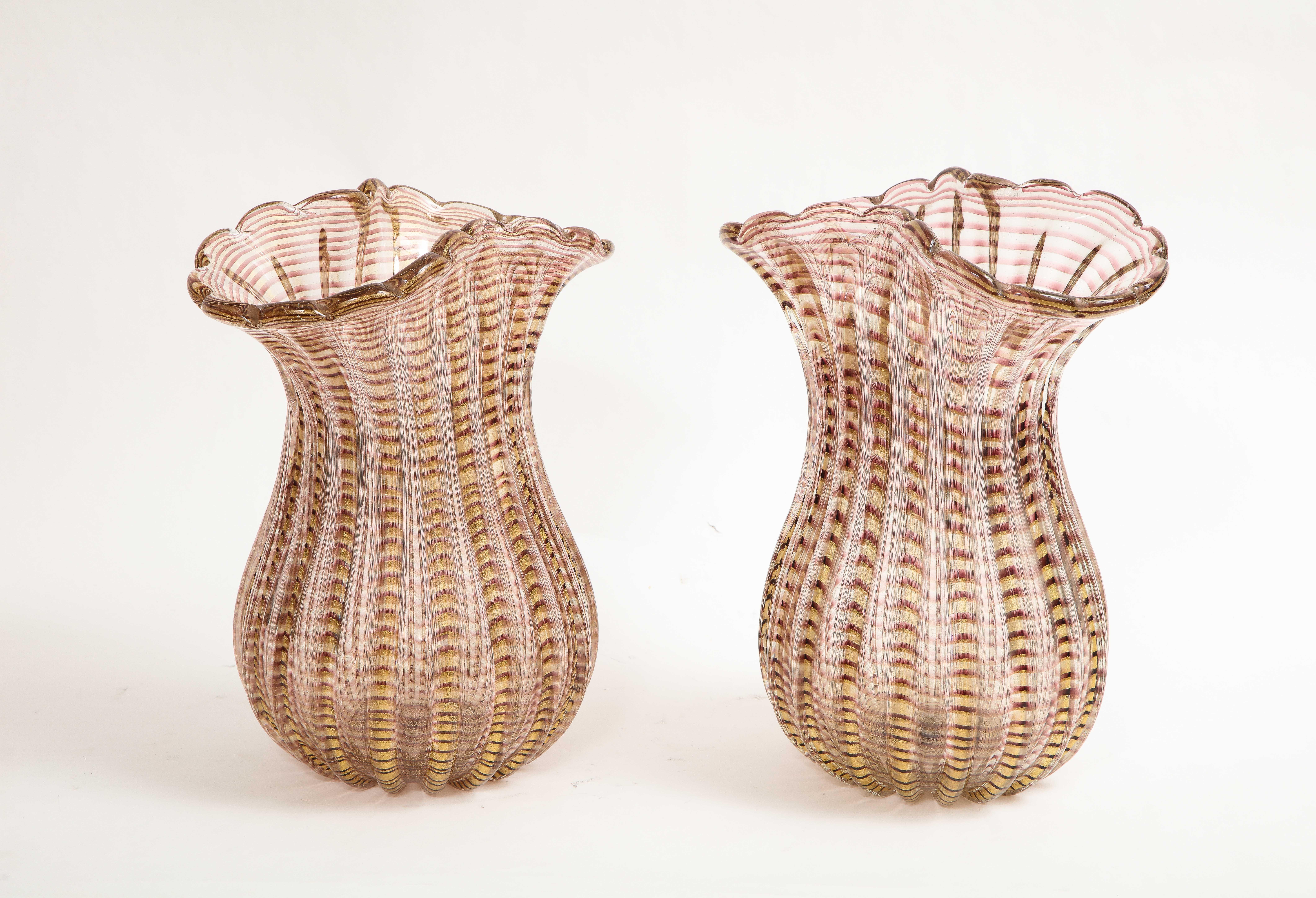 Verre taillé Paire de grands vases à rayures multicolores en verre de Murano, italiens, modernes du milieu du siècle dernier en vente