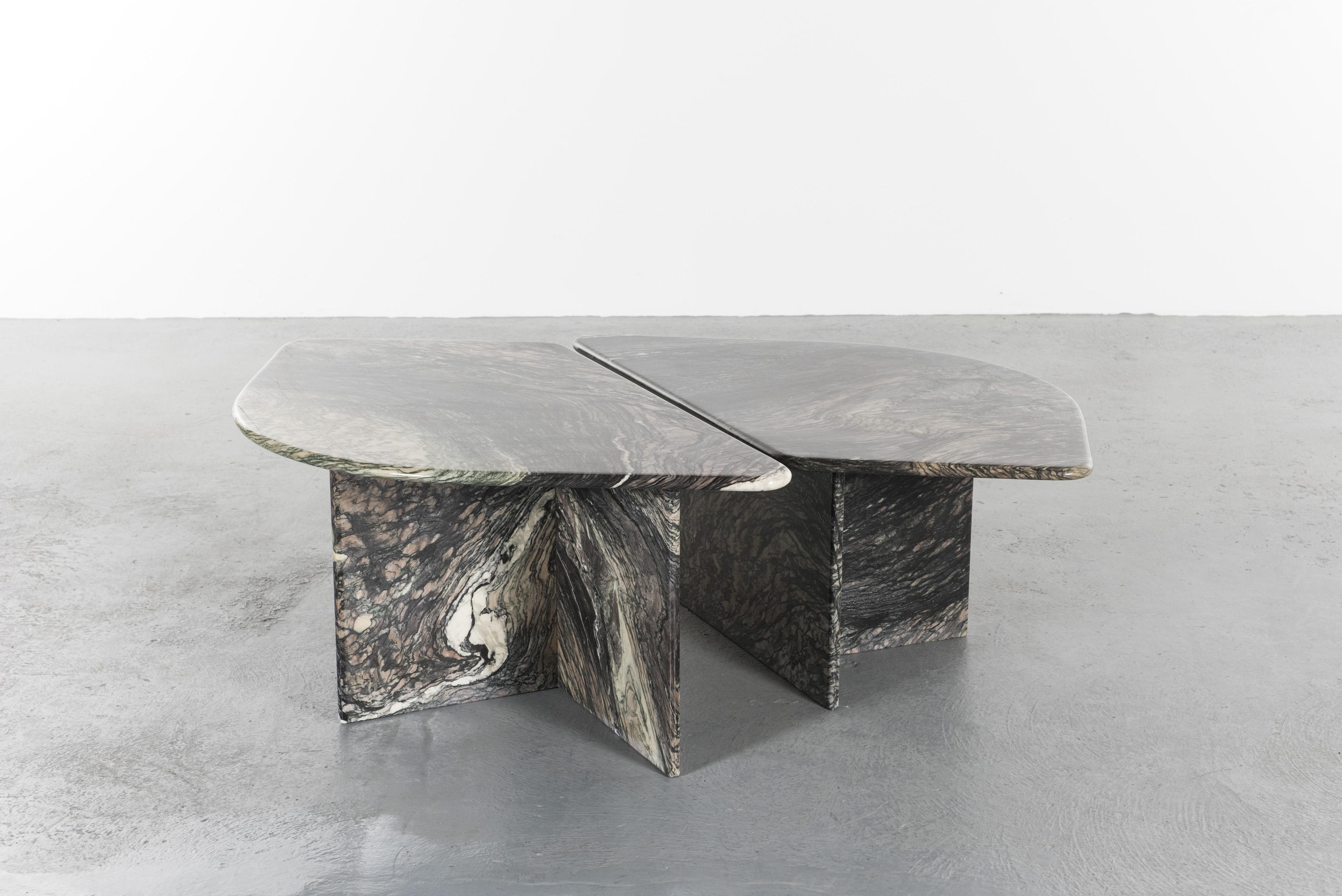 Set of two Mid-Century Modern nesting tables in freeform, 

The marble is a rare italian marshmallow stone.
The nesting tables can be used as a coffee table too.