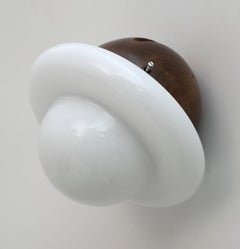 Coppia di lampade italiane moderne di metà secolo in vetro opalino e Wood, anni '60