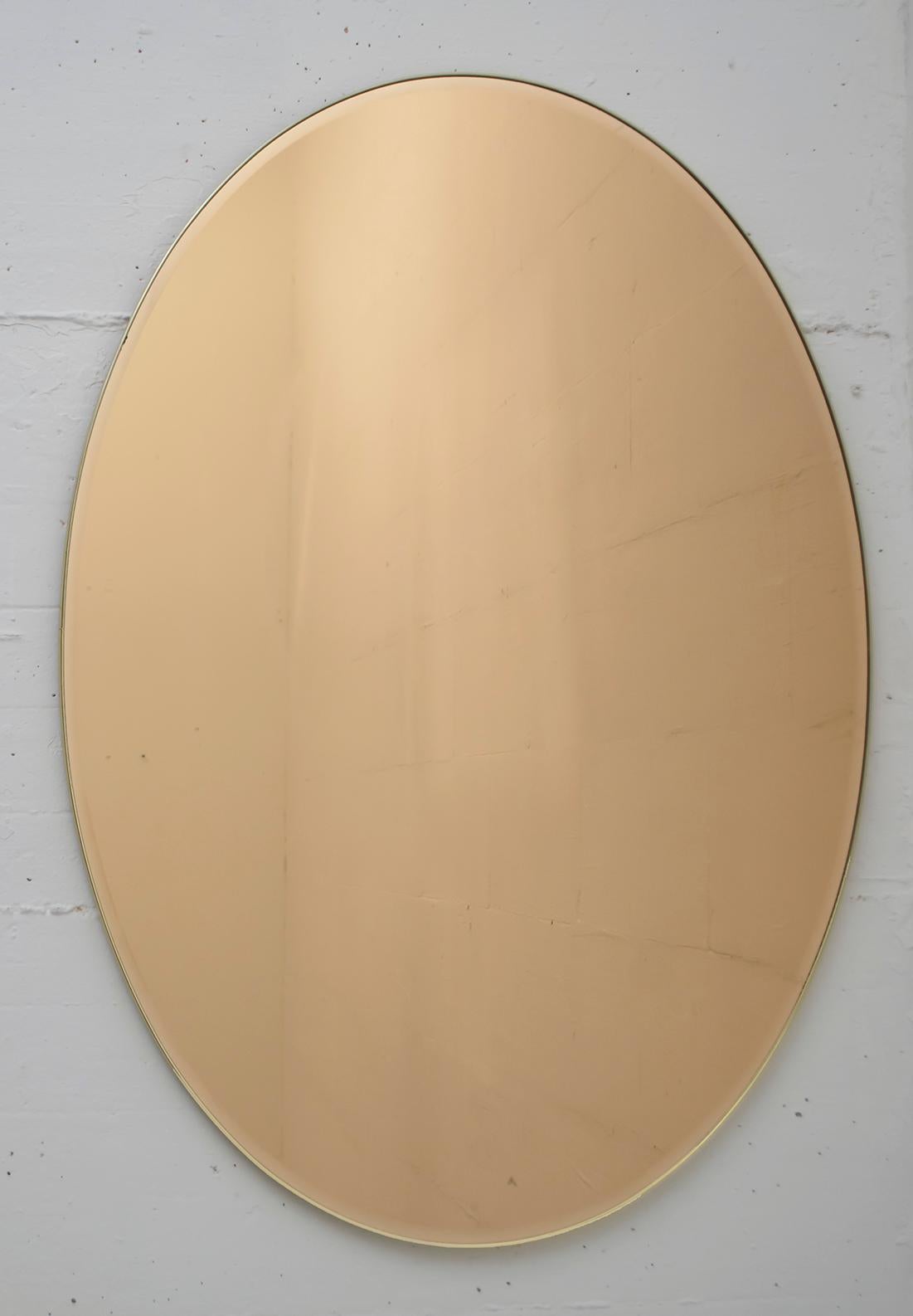 Cette paire de miroirs, avec un cadre simple en laiton et des miroirs à bords biseautés de couleur bronze doré, a été créée en Italie dans les années 1970. Ils ont été polis.

 