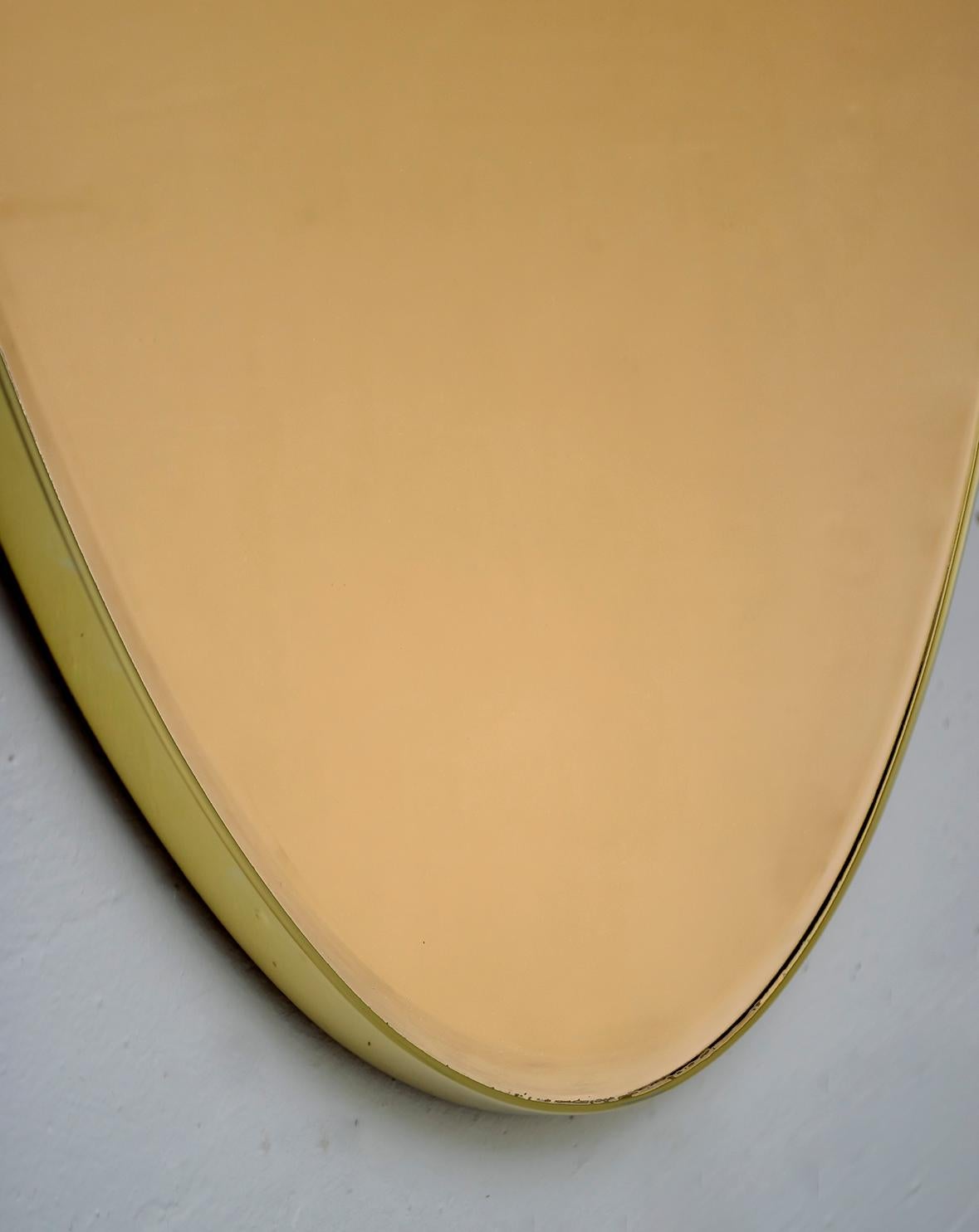 Ottone Coppia di specchi ovali italiani della metà del secolo scorso Specchio in ottone e bronzo, 1970 in vendita