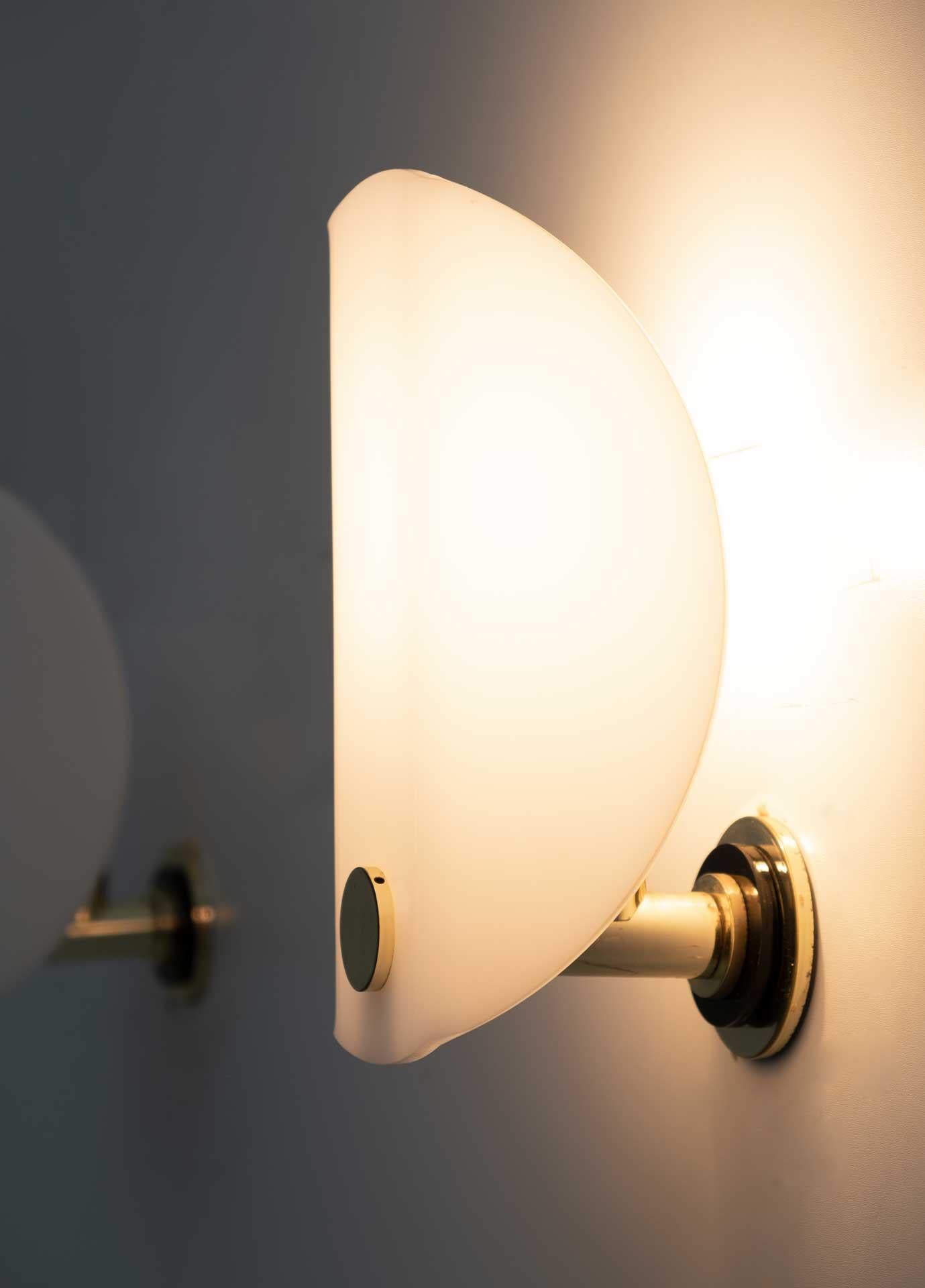 Coppia di lampade italiane di metà secolo in perspex e ottone, anni '70 In condizioni buone in vendita a Puglia, Puglia