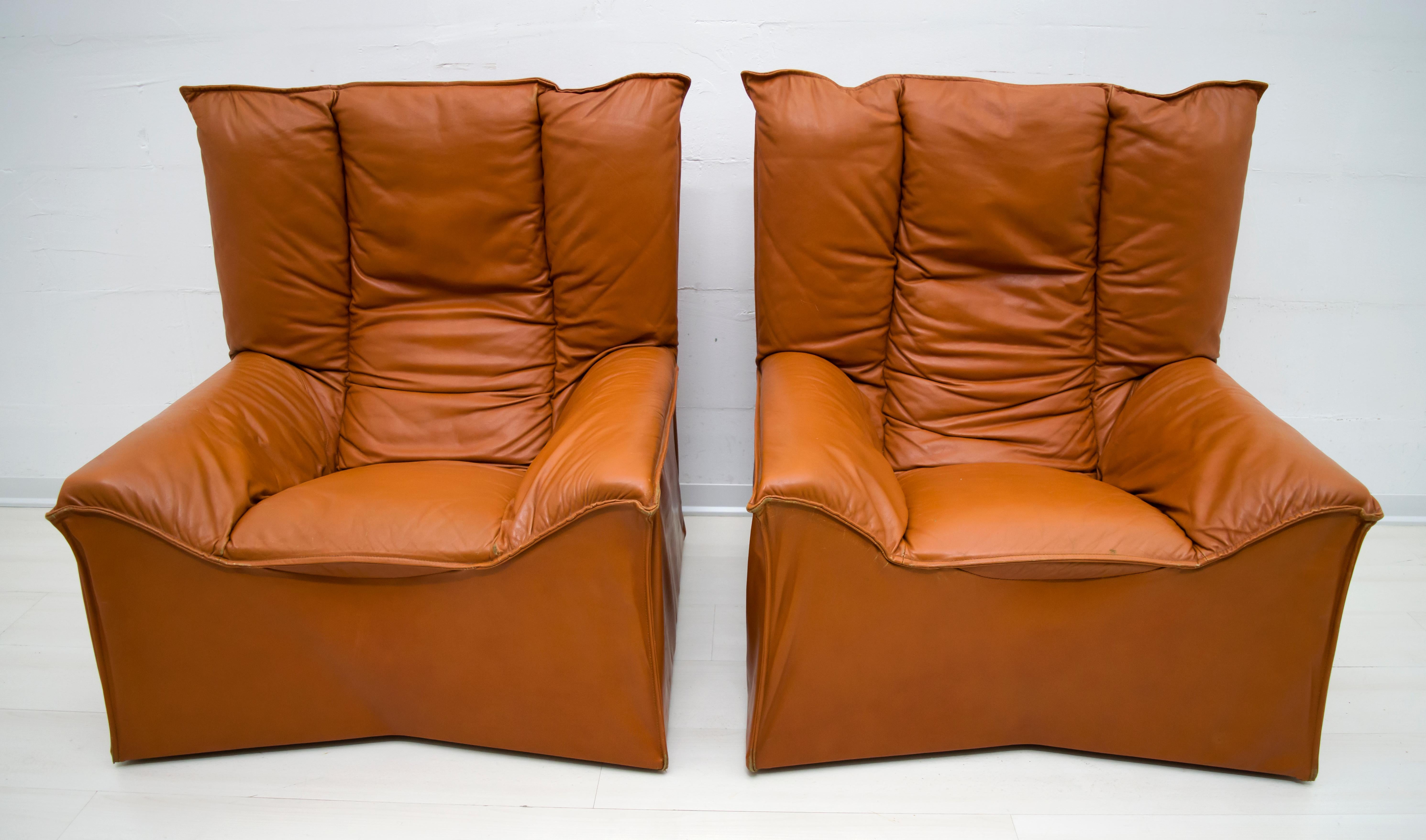 This pair of armchairs upholstered in genuine leather-colored leather were produced by the famous Italian company Cinova, in the 1960s.
Cinova made use of the collaboration of great designs such as: Carlo de Carli, Tito Agnoli, Menilio Taro, Sergio