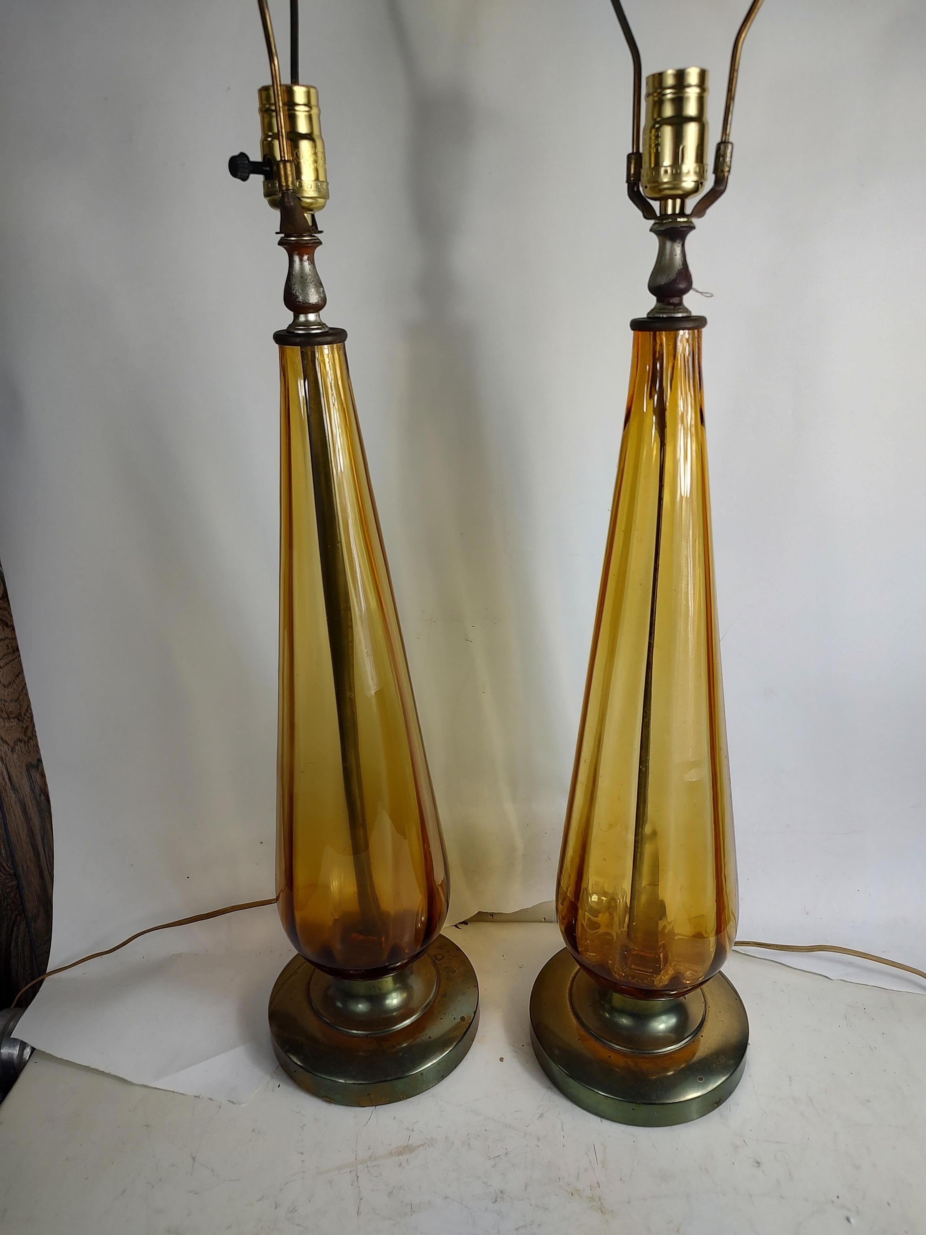 Brass Pair of Mid-Century Modern Italian Ribbed & Tapered Amber Glass Table Lamps For Sale