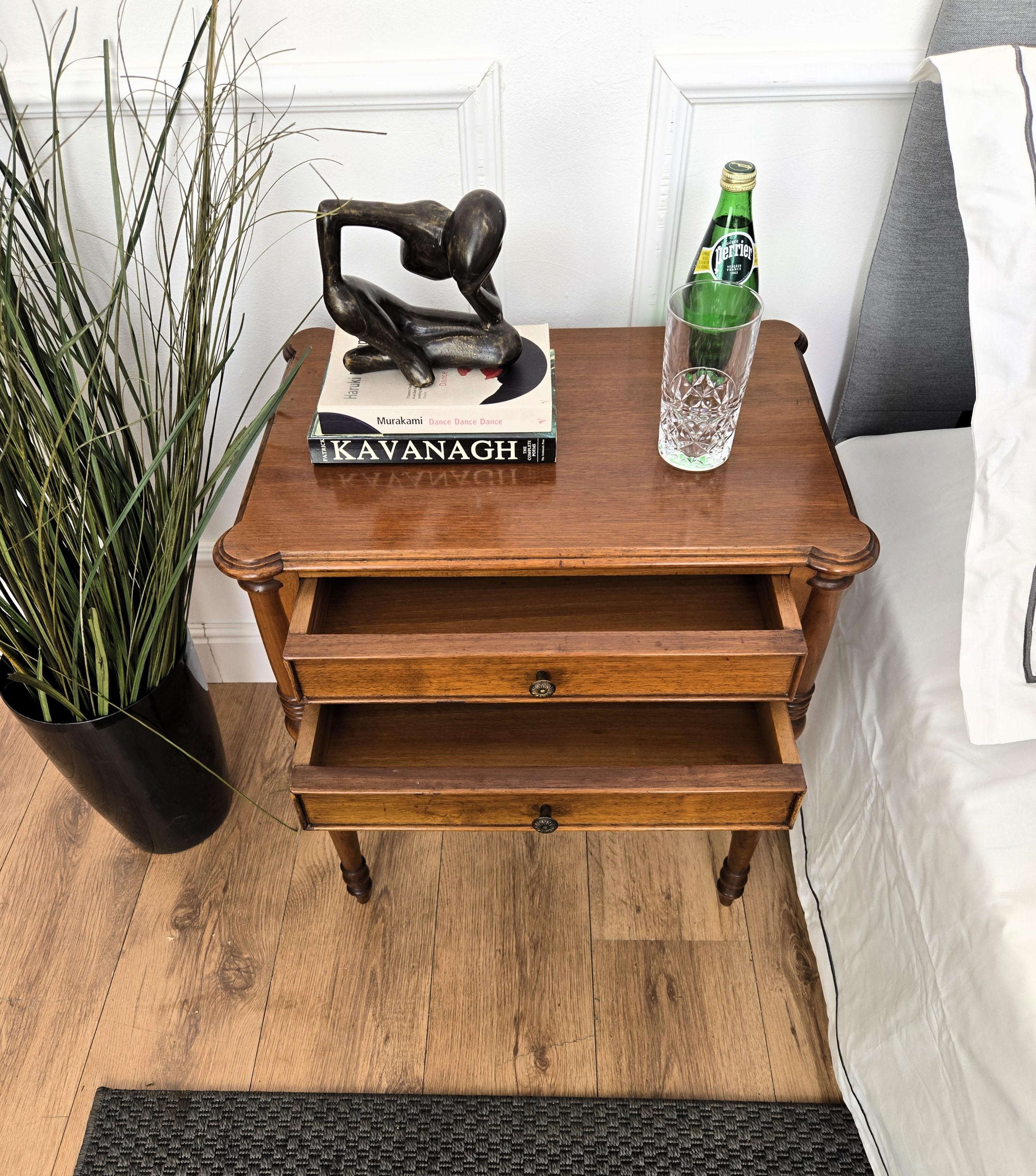 Paar rustikale italienische Nachttische aus Holz, Mid-Century Modern, Nachttische oder Beistelltische (Art déco)