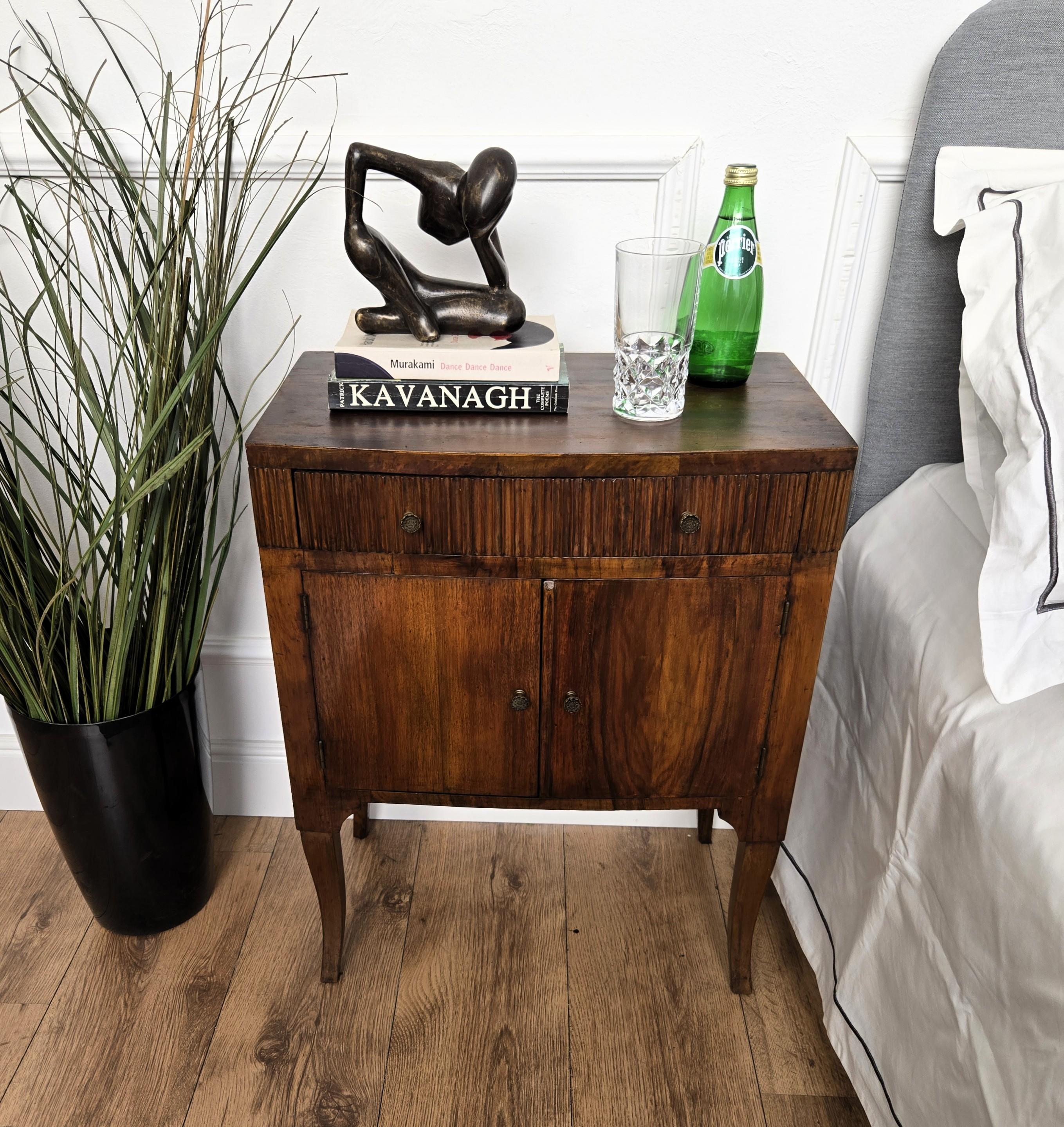 Art déco Paire de tables de chevet ou d'appoint en bois rustique italien et moderne du milieu du siècle dernier en vente