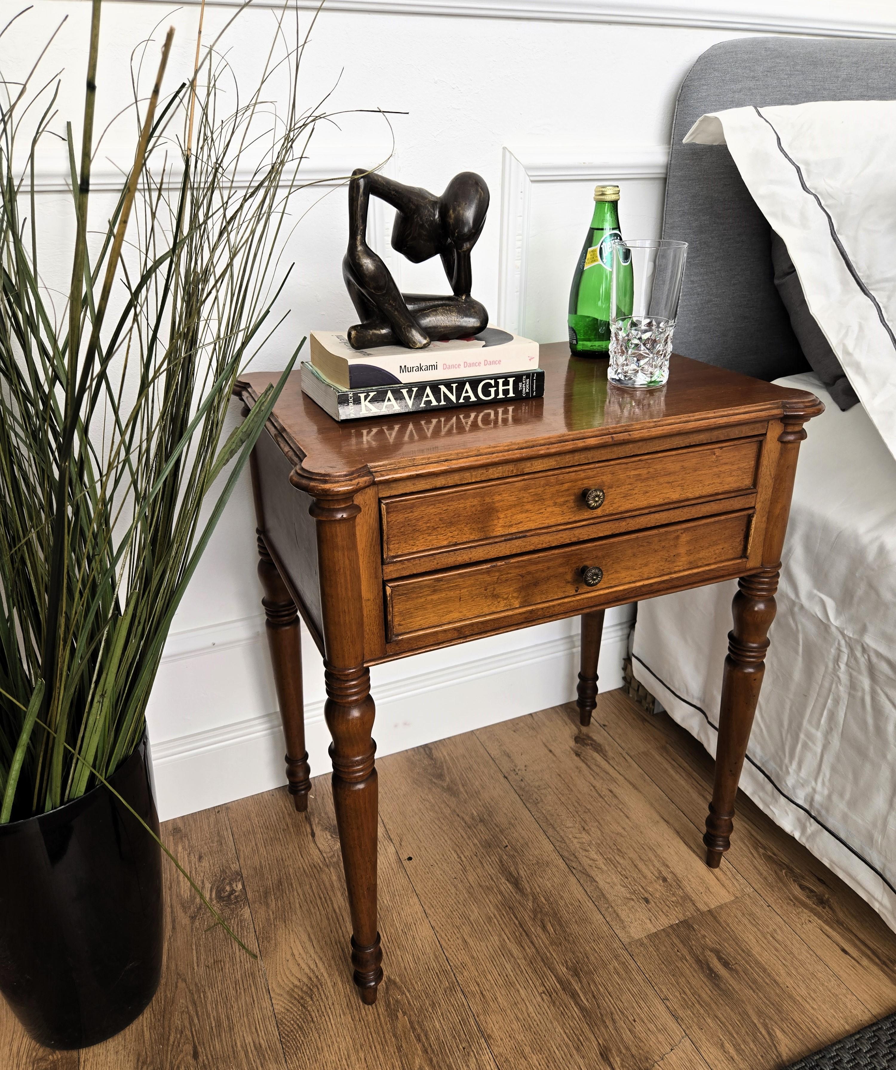 Paar rustikale italienische Nachttische aus Holz, Mid-Century Modern, Nachttische oder Beistelltische (Italienisch)