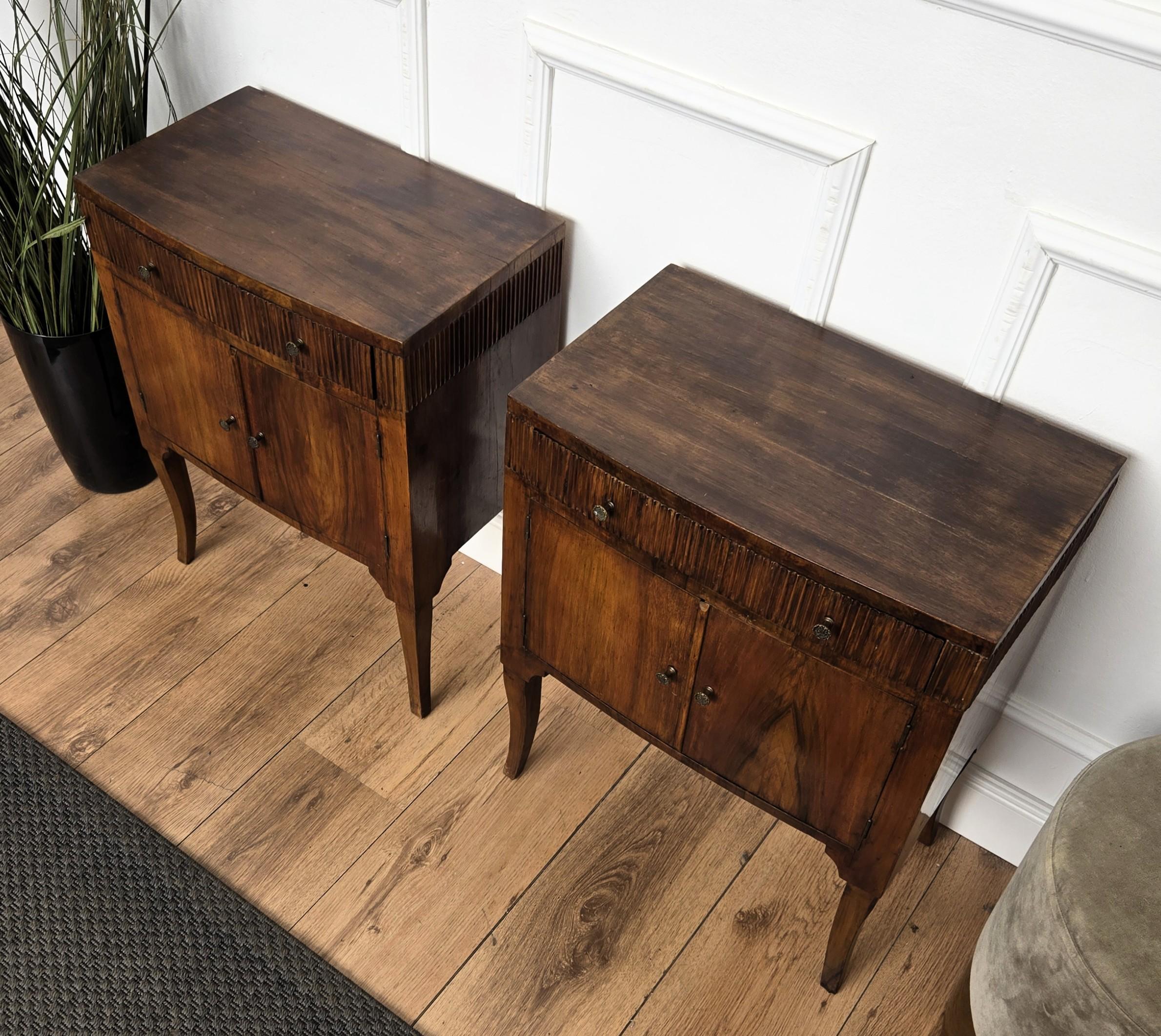 20ième siècle Paire de tables de chevet ou d'appoint en bois rustique italien et moderne du milieu du siècle dernier en vente