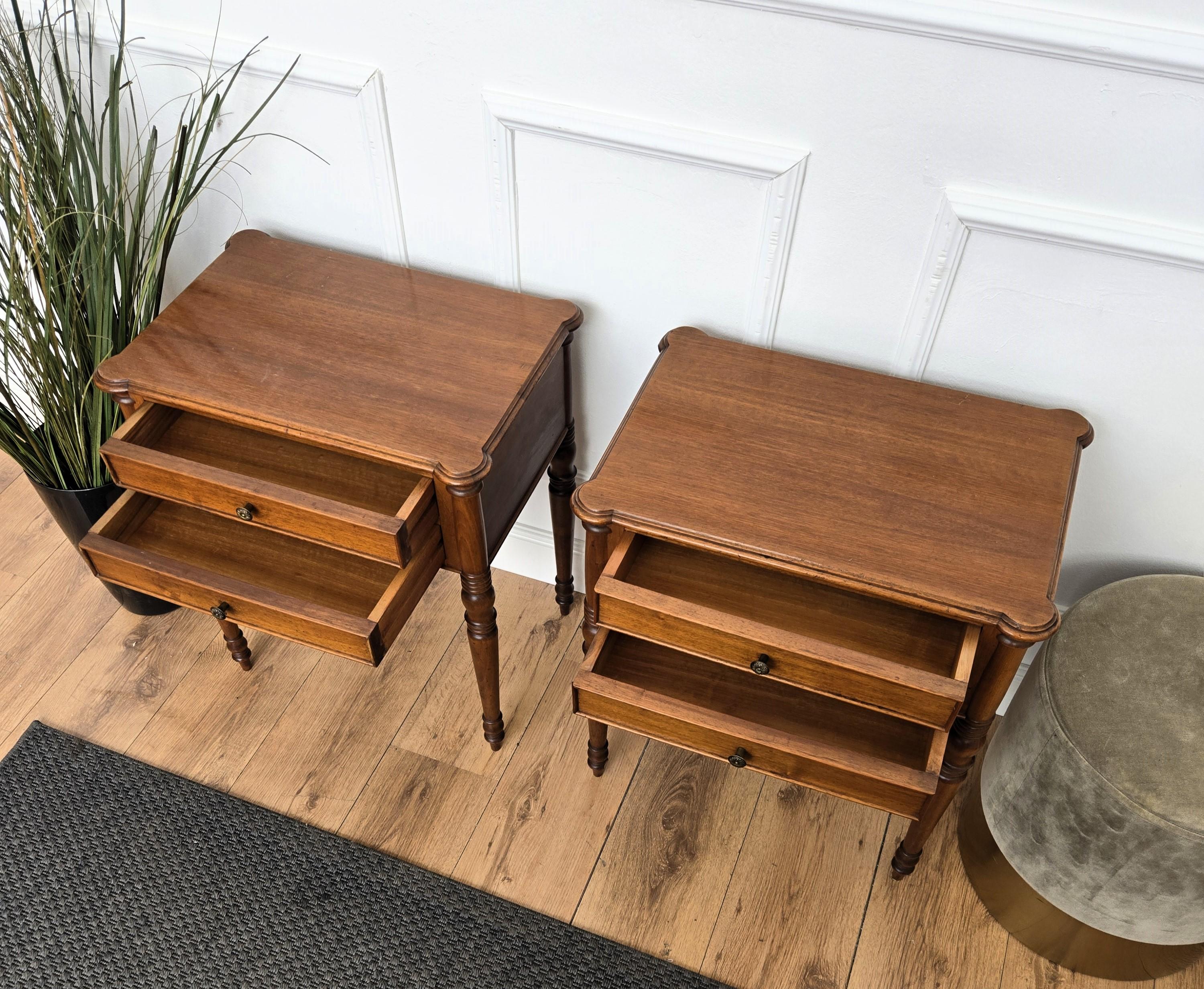 Paar rustikale italienische Nachttische aus Holz, Mid-Century Modern, Nachttische oder Beistelltische (20. Jahrhundert)
