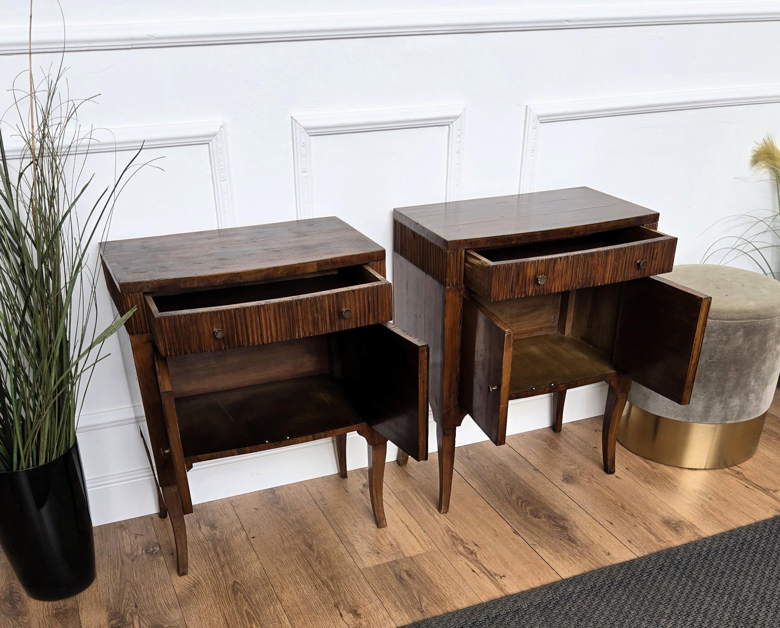 Laiton Paire de tables de chevet ou d'appoint en bois rustique italien et moderne du milieu du siècle dernier en vente