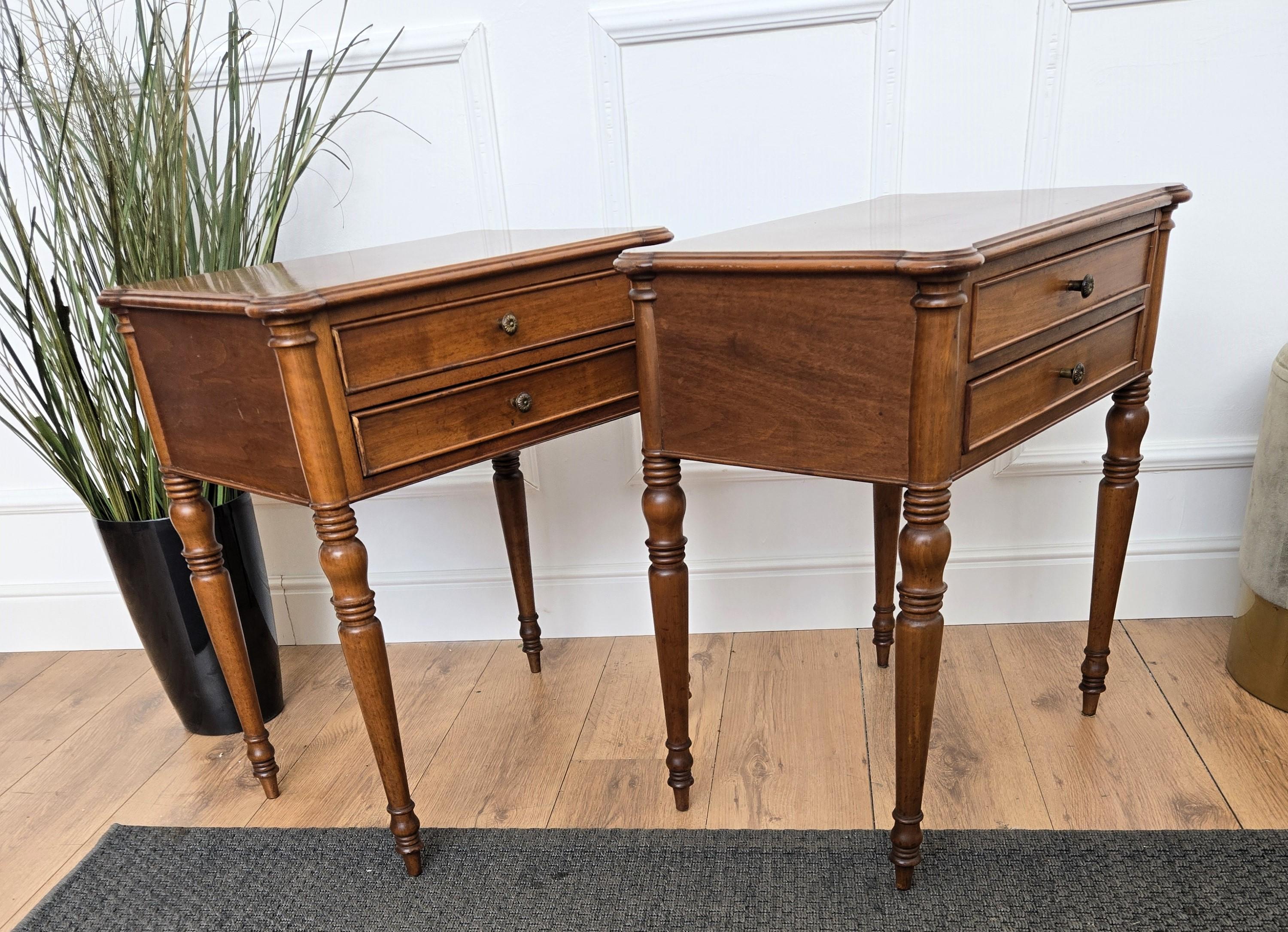 Paar rustikale italienische Nachttische aus Holz, Mid-Century Modern, Nachttische oder Beistelltische (Messing)