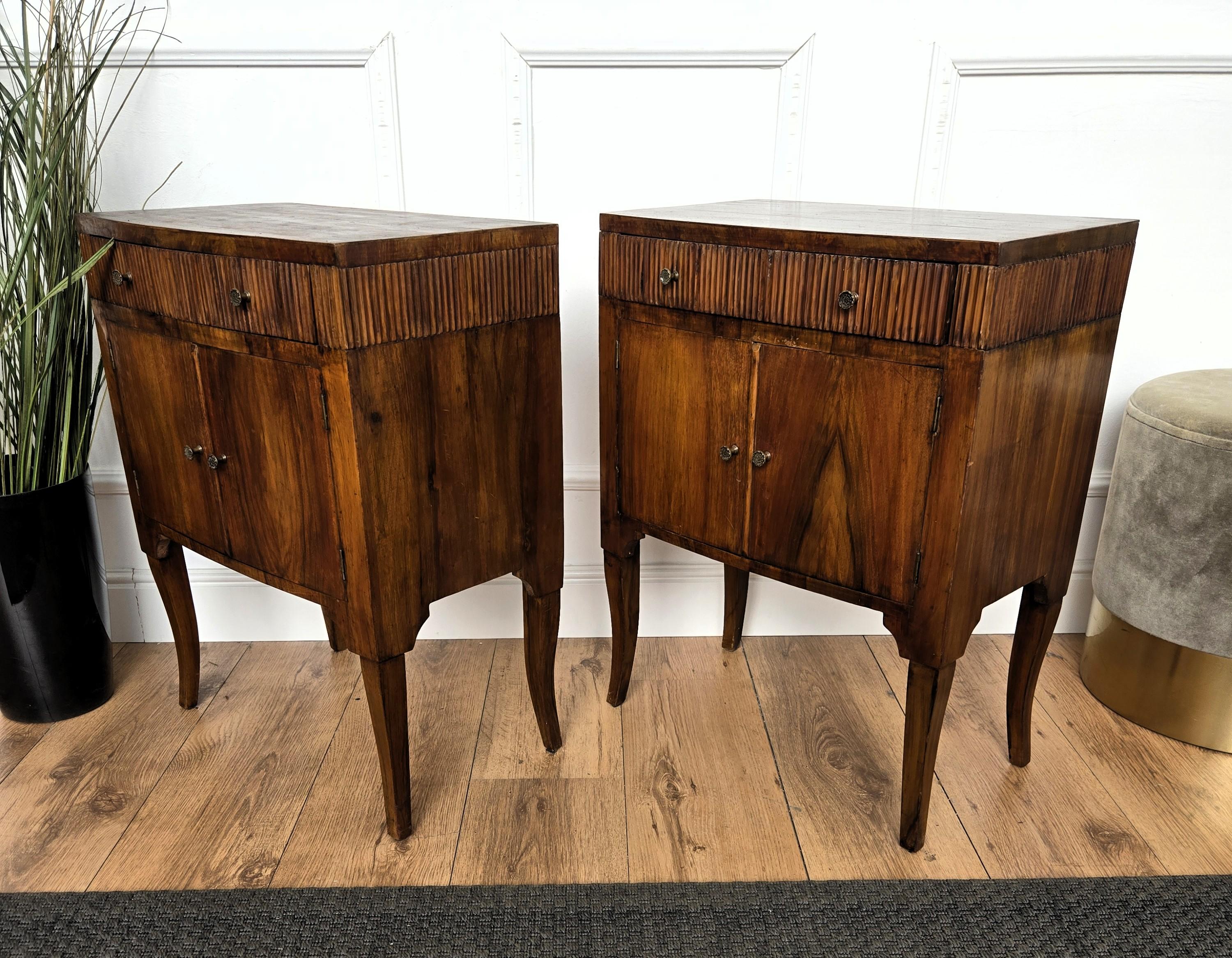 Paire de tables de chevet ou d'appoint en bois rustique italien et moderne du milieu du siècle dernier en vente 1