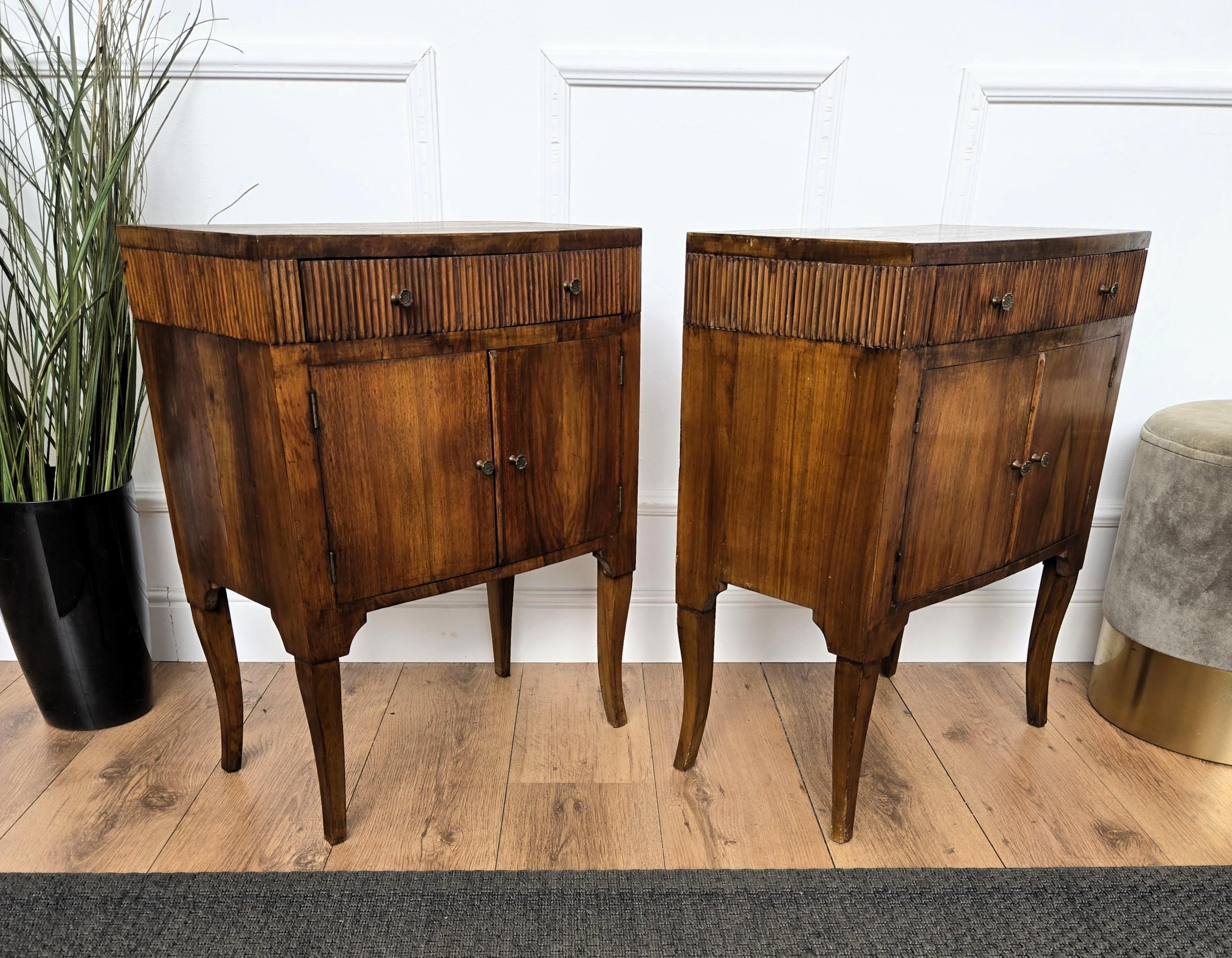 Paire de tables de chevet ou d'appoint en bois rustique italien et moderne du milieu du siècle dernier en vente 2