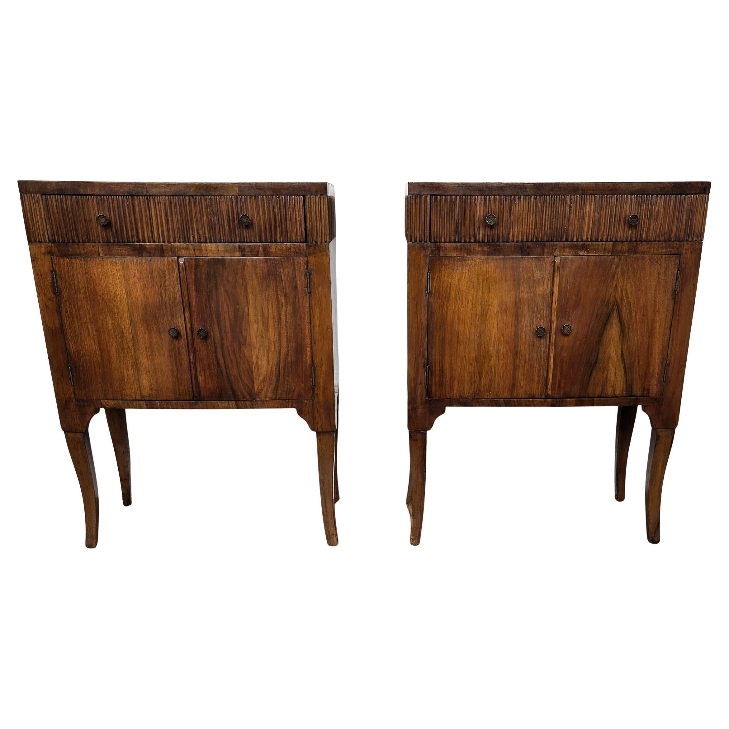 Paire de tables de chevet ou d'appoint en bois rustique italien et moderne du milieu du siècle dernier