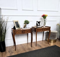 Paire de tables d'appoint ou de chevets en bois rustique italien du milieu du siècle dernier