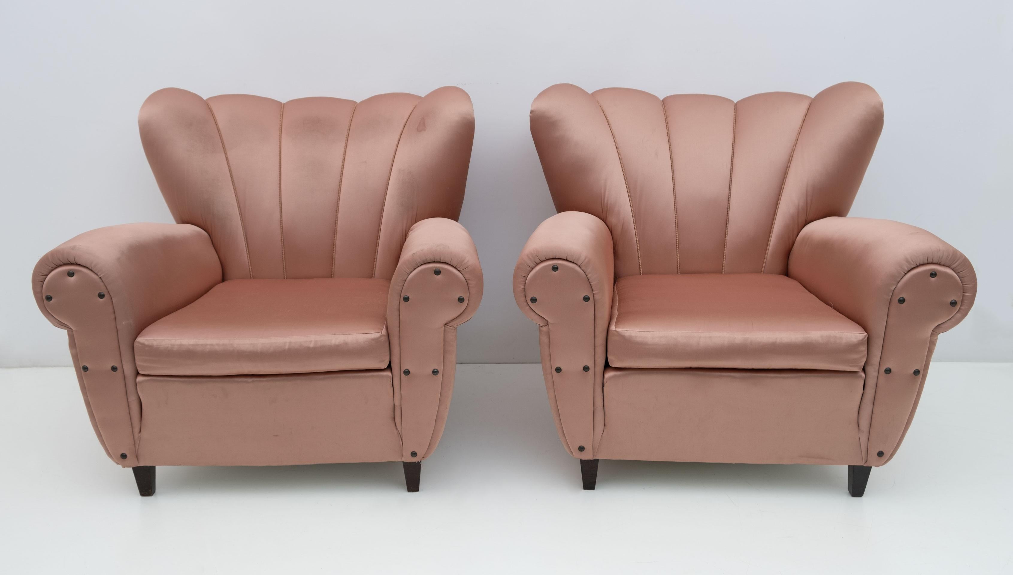 Pair of armchairs in the Ulrich style, structure and legs in solid wood, covering in satin, made in the 1950s
Conditions as shown in the photos, it is advisable to redo the upholstery.