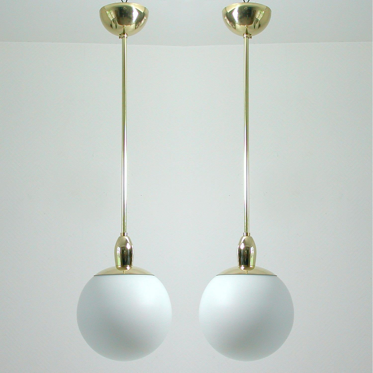 Pair of Mid-Century Modern Italian Satinated Glass and Brass Pendants, 1960s In Good Condition For Sale In NUEMBRECHT, NRW