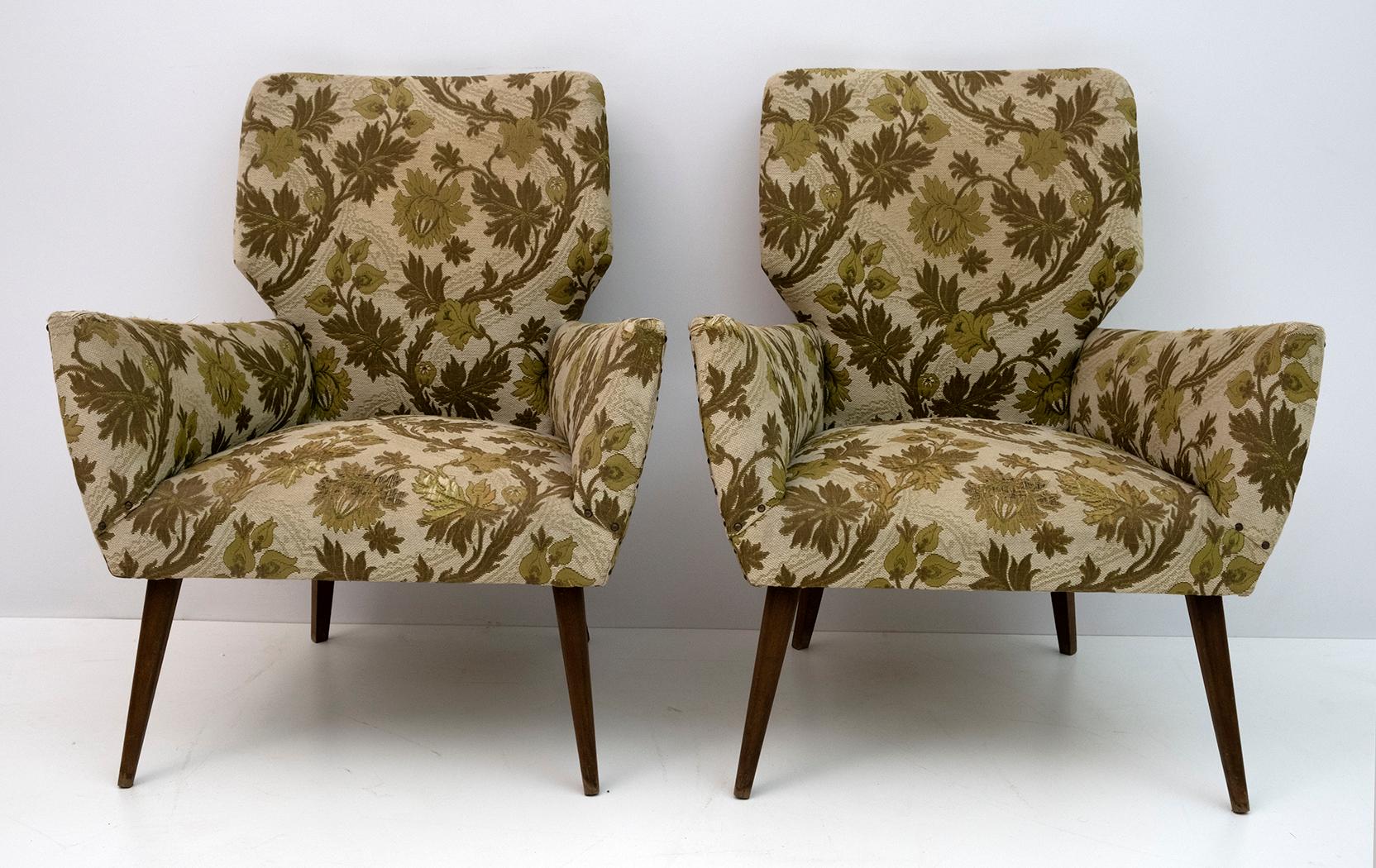 Pair of armchairs, Italian production of the 1950s, in the style of Gio Ponti, the armchairs need a new upholstery, as you can see from the photos it is worn by the use of time.
Also available the sofa measuring cm:
H84 x W165 x D62 x S38.