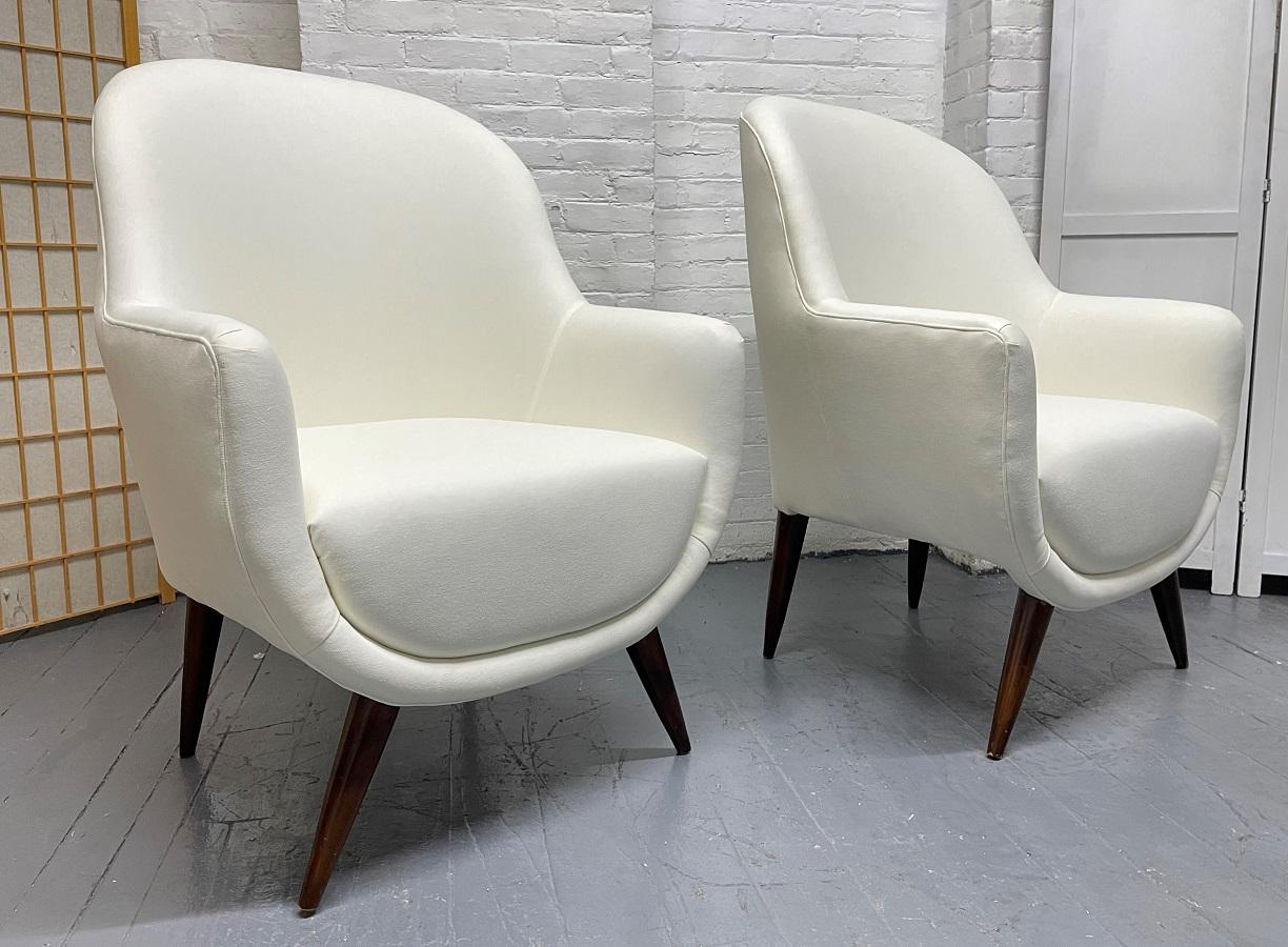 Mid-Century Modern Pair of Italian Style Lounge Chairs For Sale