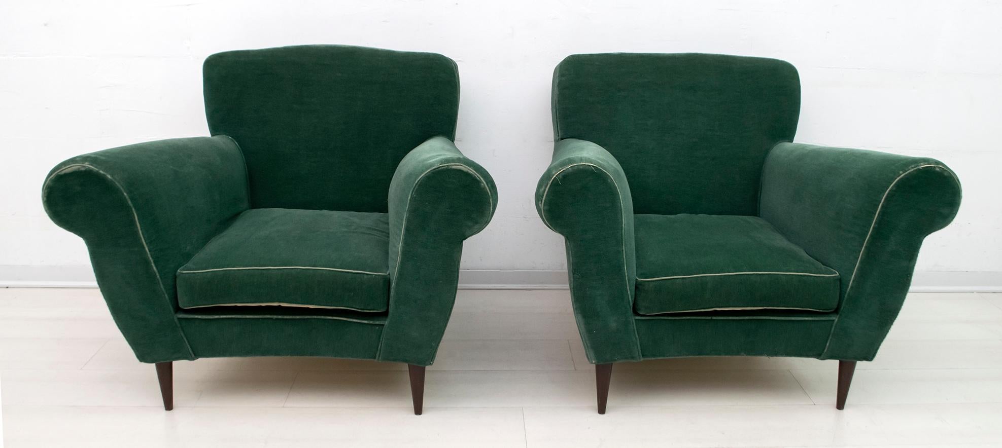 Pair of design armchairs, structure and legs in solid wood, velvet upholstery, 1950s production,
Condition as shown in the photos, it is recommended to redo the upholstery.