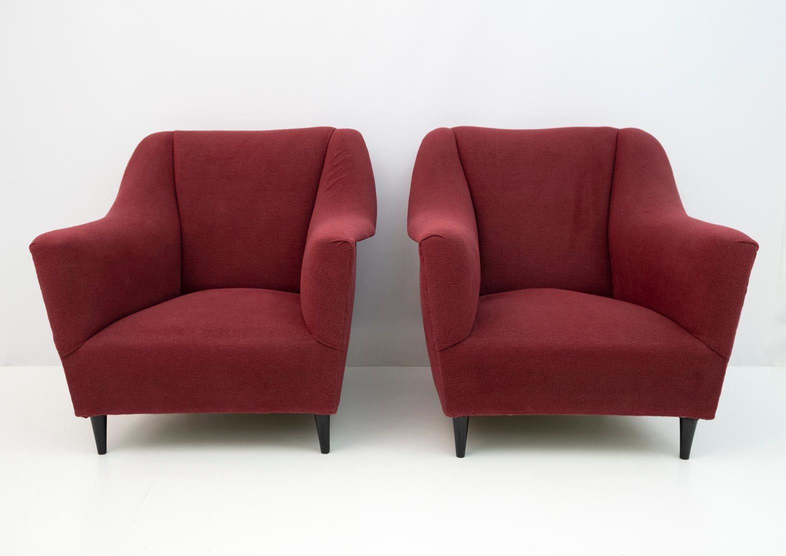 Pair of design armchairs, structure and legs in solid wood, original period chenille velvet upholstery, 1950s production,
Conditions as shown in the photos, it is advisable to redo the upholstery.

Sofa also available.