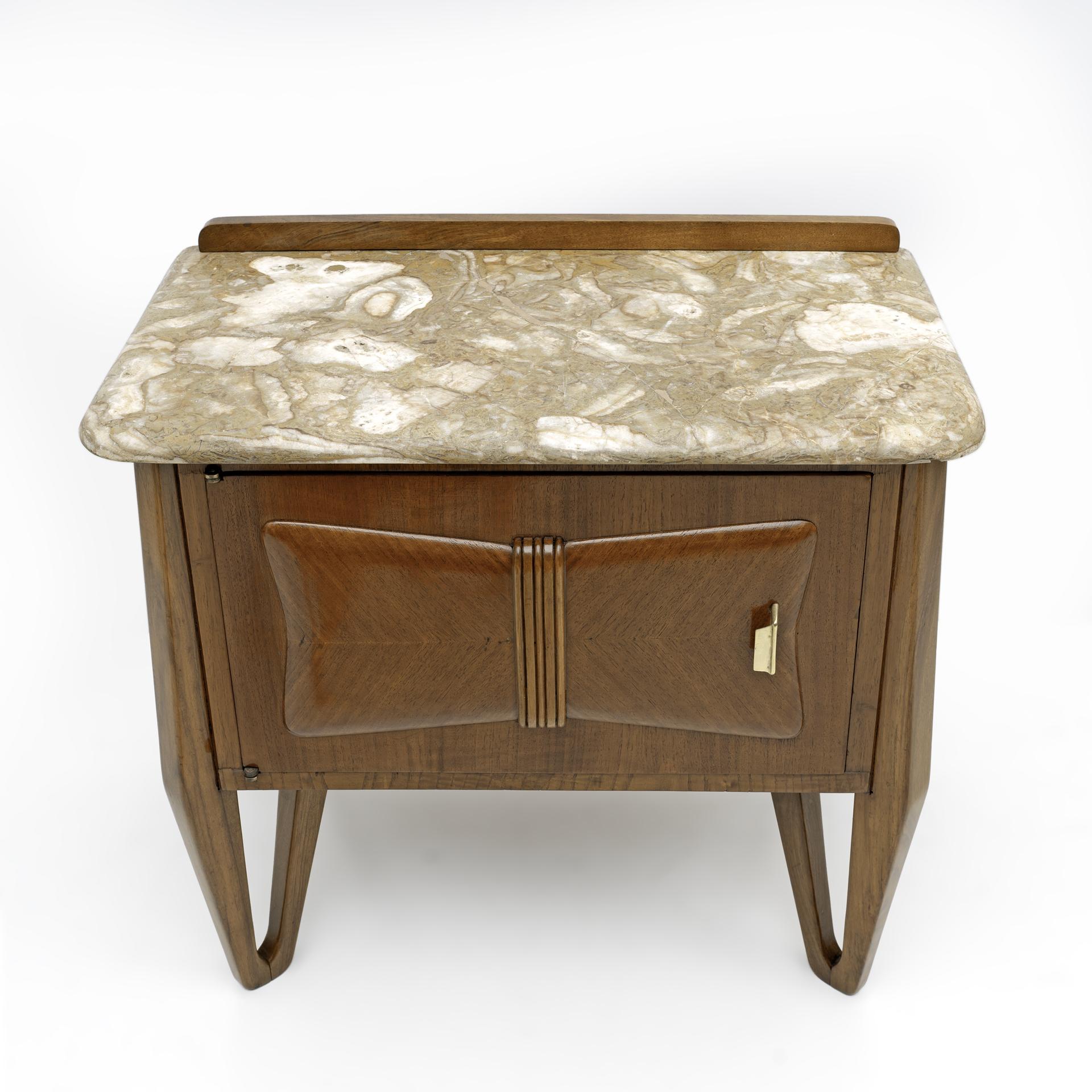 Pair of Italian bedside tables from the 1950s, in solid walnut with herringbone veneered doors and ocher marble top. They have been completely restored and shellac polished. The marble tops have also undergone restoration, gluing and polishing
