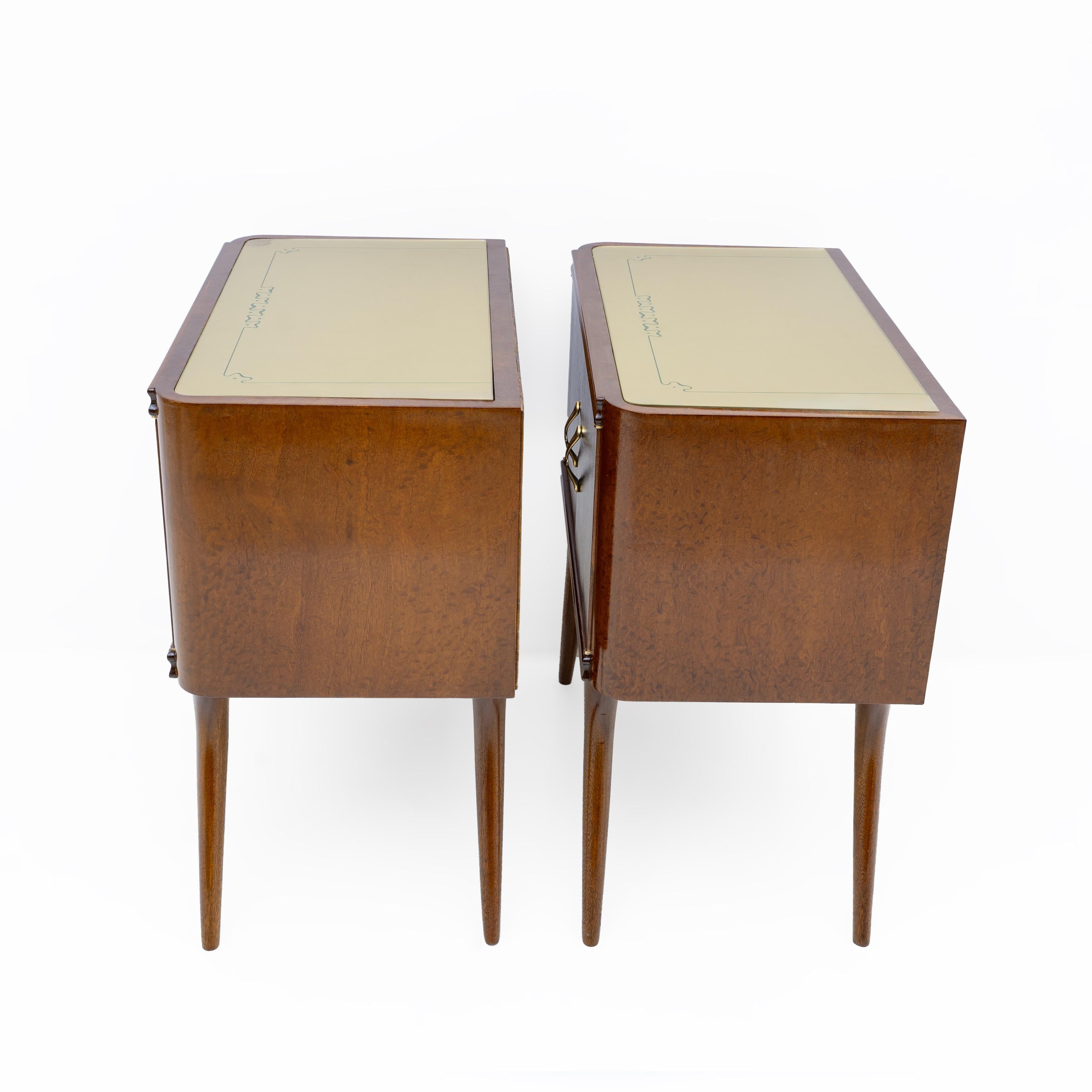 Pair of Mid-Century Modern Italian Walnut and Thuja Root Nightstands, 1950s en venta 5