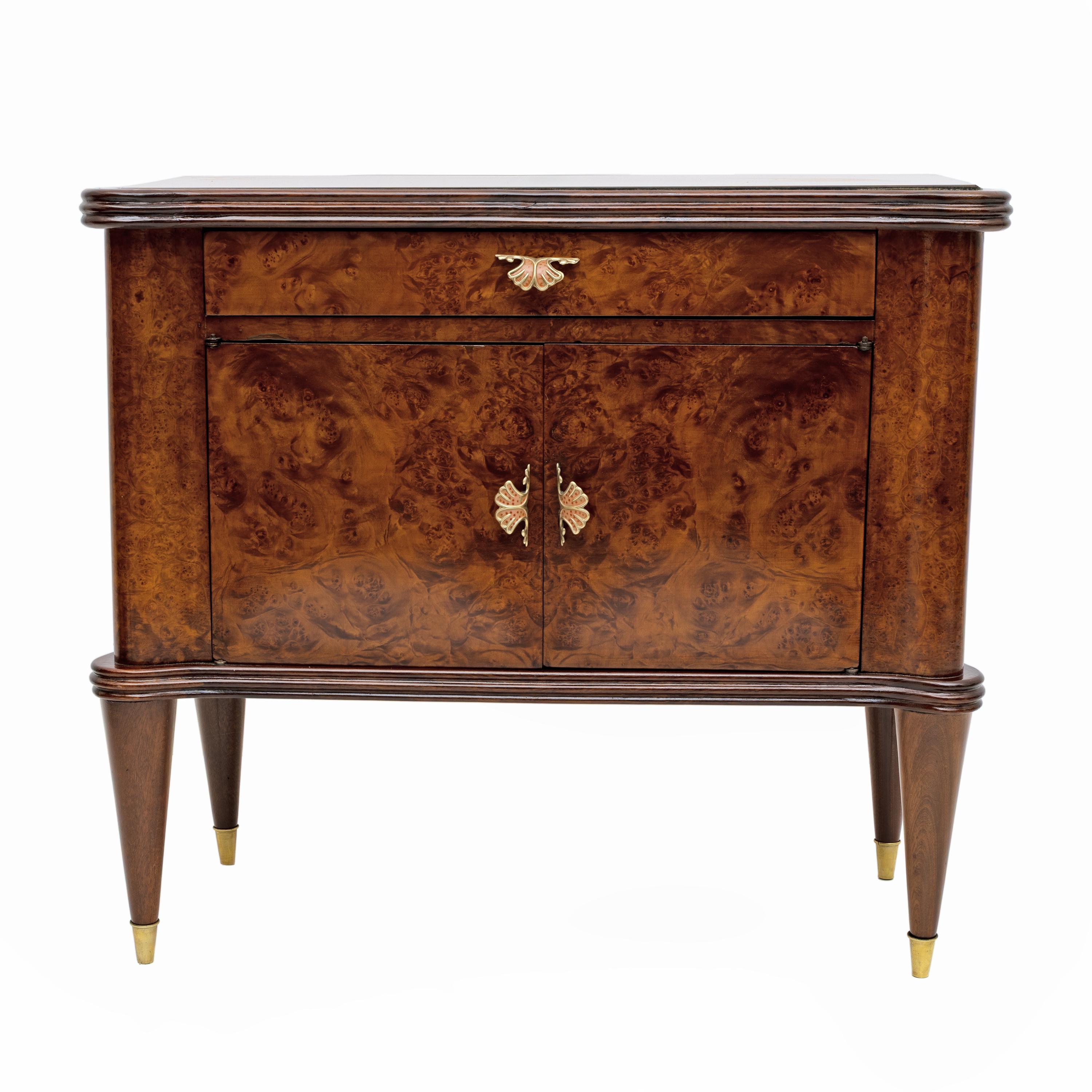 Paire de tables de chevet italiennes des années 1950, en noyer massif avec portes et côtés en loupe de thuya et plateau en verre ocre. Elles ont été entièrement restaurées et polies à la gomme-laque.