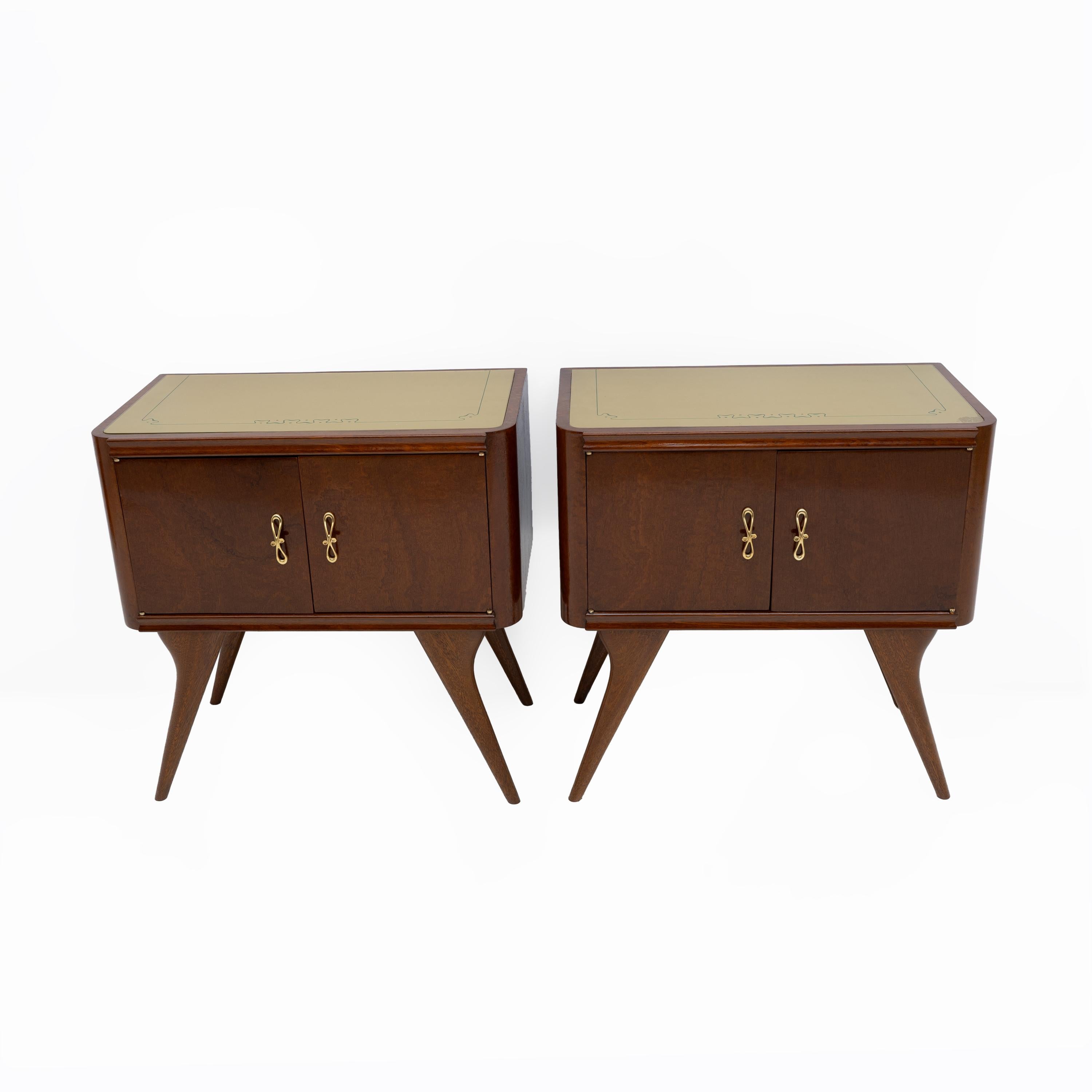 Pair of Italian bedside tables from the 1950s, in solid walnut with doors and flaps in thuja burl and a yellow ochre glass top. They have been completely restored and polished with shellac. Small imperfection on the glass, as shown in the photo.